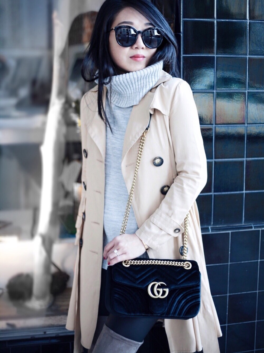 「AnthroStyle、layering、trench coat、outfit、winter、spring、ootd、streetstyle、Anthropologie、BANANA REPUBLIC」｜「dRAのアイテム（トレンチコート、ベージュ系）」を使った、Shereeさん（レディース・160cm）の冬コーディネートの1枚目の写真