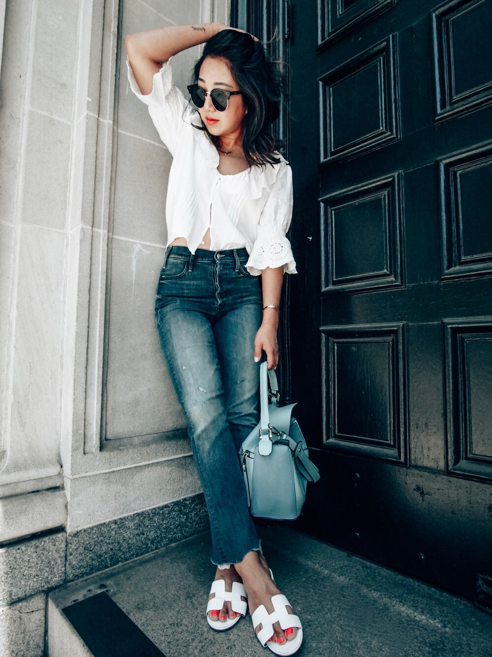 「simple、denim、jeans、summer、summer style、ZARA、HERMES、LOEWE、classic、ootd」｜「LOEWEのLOEWE Small Puzzle Tricolor Leather Bag（ショルダーバッグ、ブルー系）」を使った、Shereeさん（レディース・160cm）の夏コーディネートの1枚目の写真