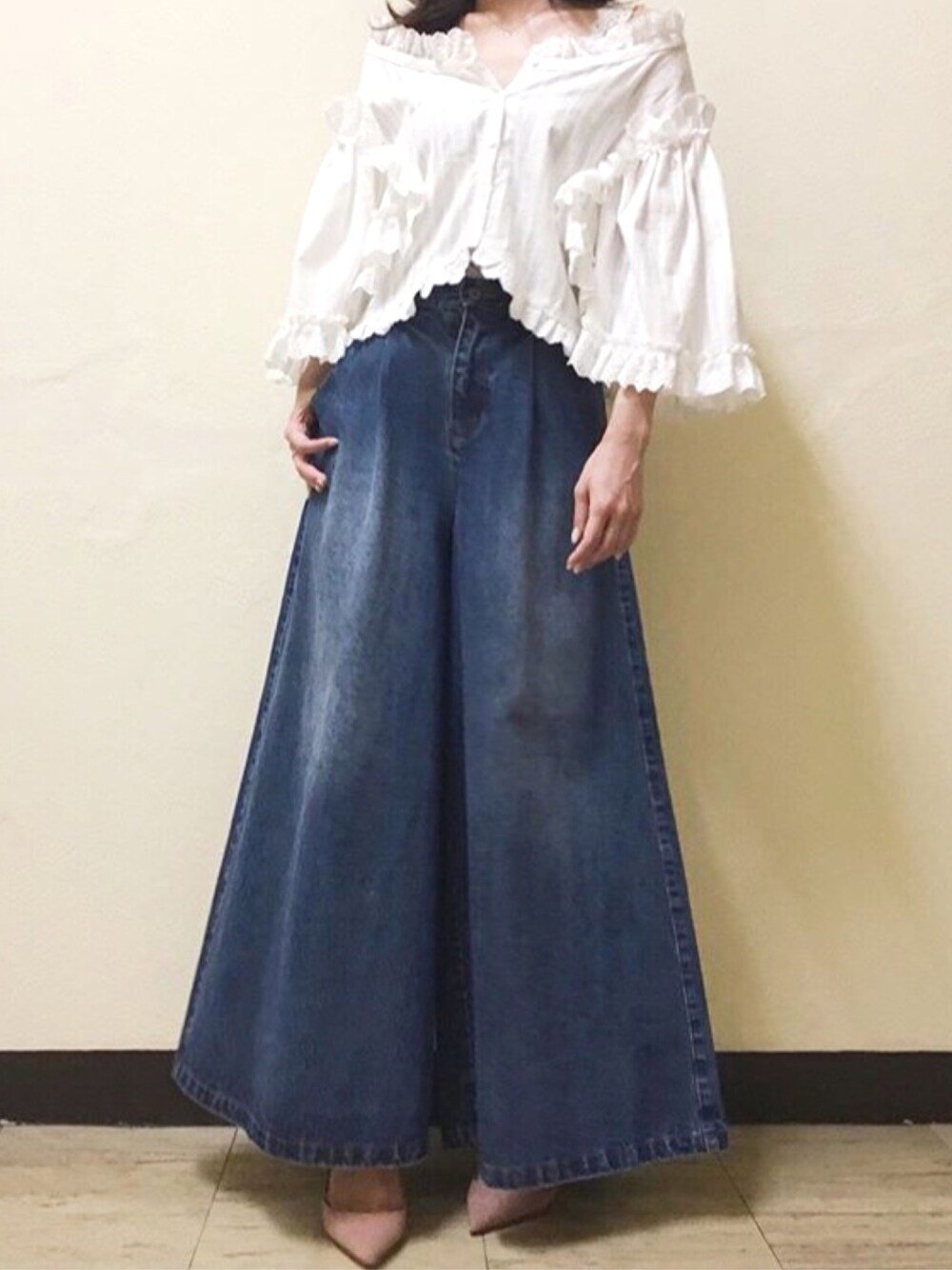 「デニムパンツ、レーストップス、ブラウス、ワイドパンツ、シンプル、休日スタイル、la belle etude、大人カジュアル、大人ガーリー、ラベルエチュード」｜「LA BELLE ETUDEの【LA BELLE ETUDE】フレア袖ボリュームコットンブラウス（シャツ/ブラウス、ホワイト系）」を使った、LA BELLE ETUDEさん（レディース・162cm）の春コーディネートの1枚目の写真