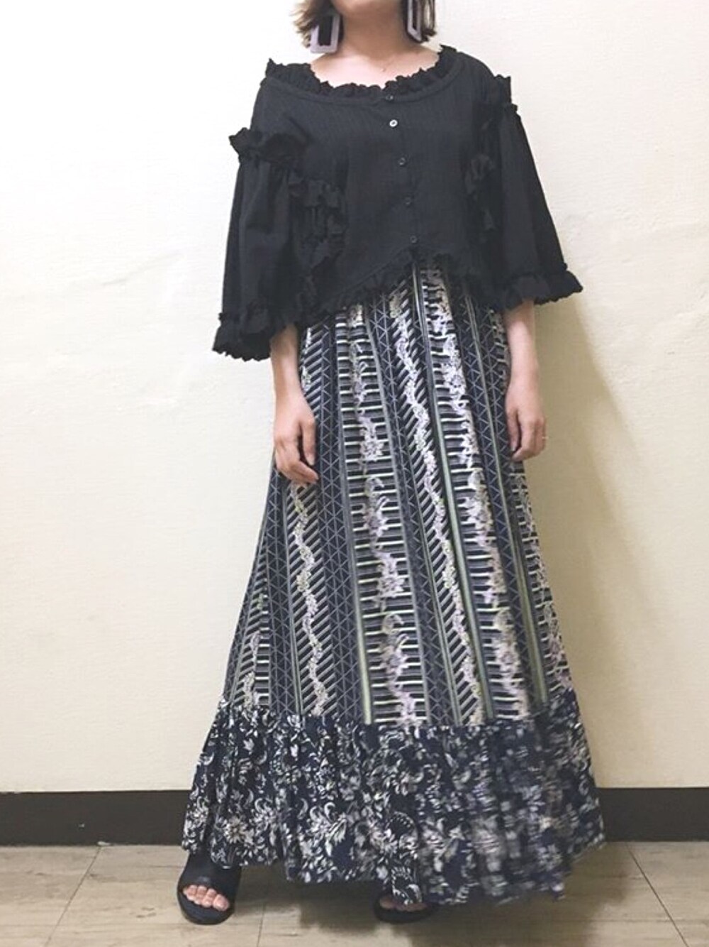「la belle etude、ラベルエチュード、春コーデ、夏コーデ、ブラウス、花柄ワンピース、大人カジュアル、大人ガーリー、ママコーデ、休日スタイル」｜「LA BELLE ETUDEの【LA BELLE ETUDE】【Lily of the valley】ROLA(Pierce)（ピアス（両耳用）、パープル系）」を使った、LA BELLE ETUDEさん（レディース・152cm）の春コーディネートの1枚目の写真