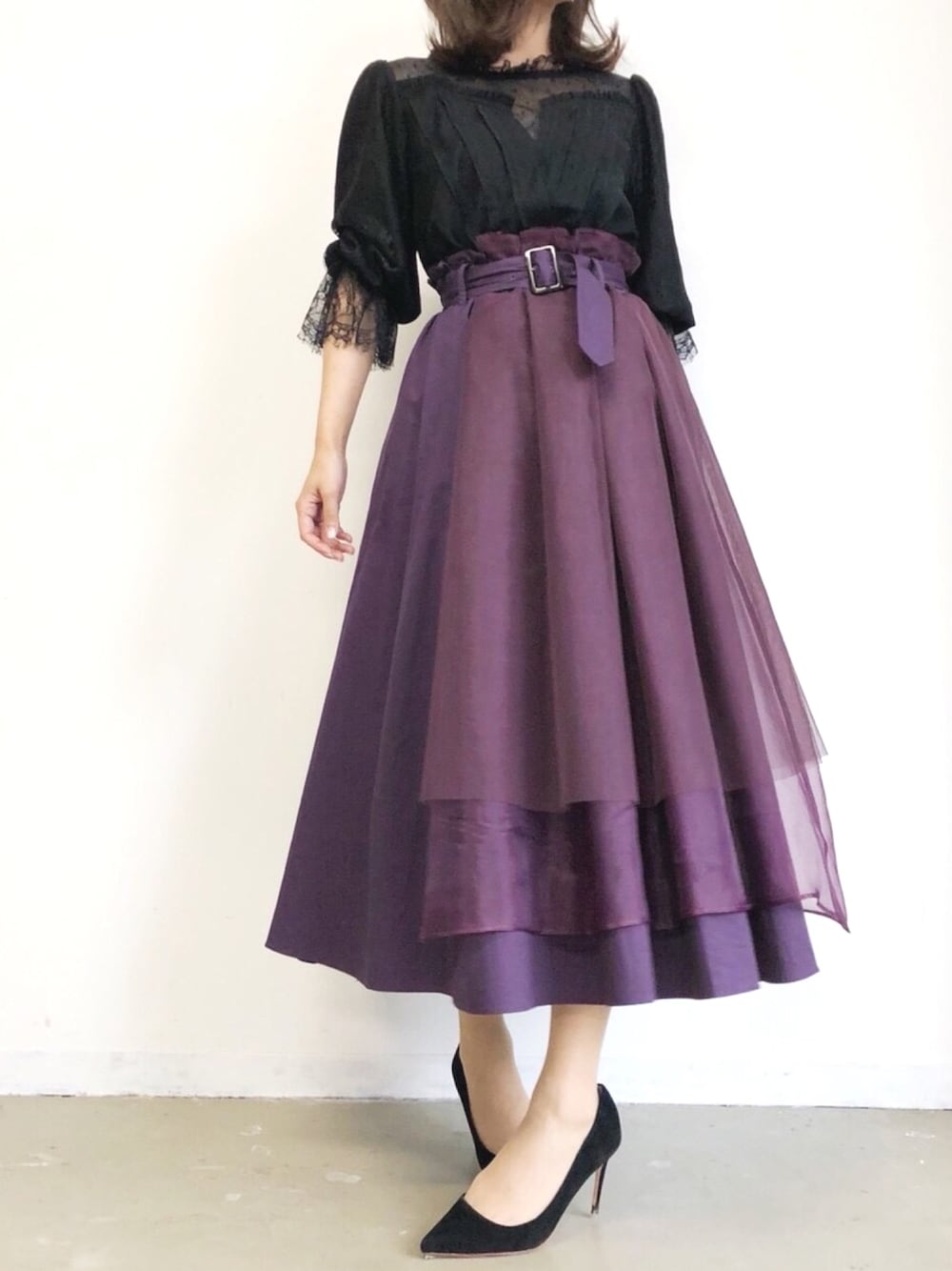 「la belle etude、ラベルエチュード、夏コーデ、春コーデ、レーストップス、ブラウス、トレンチスカート、フレアスカート、大人甘カジ、大人ガーリー」｜「LA BELLE ETUDEの【LA BELLE ETUDE】【Belle vintage】Vintage調カシュクールデザインブラウス（シャツ/ブラウス、ブラック系）」を使った、LA BELLE ETUDEさん（レディース・161cm）の春コーディネートの1枚目の写真