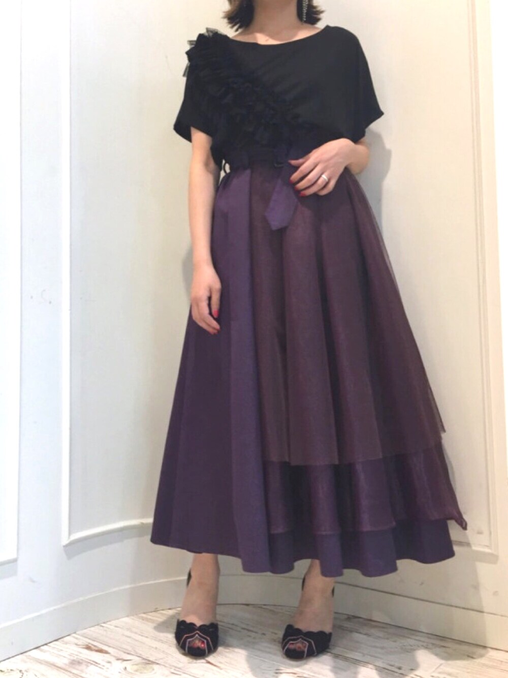 「la belle etude、ラベルエチュード、フレアスカート、Tシャツ、フリルトップス、トレンチスカート、大人甘カジ、オトナ女子、大人ガーリー、きれいめカジュアル」｜「LA BELLE ETUDEの【LA BELLE ETUDE】ボリュームフリルラインTシャツ（Tシャツ/カットソー、ブラック系）」を使った、LA BELLE ETUDEさん（レディース・153cm）の春コーディネートの1枚目の写真