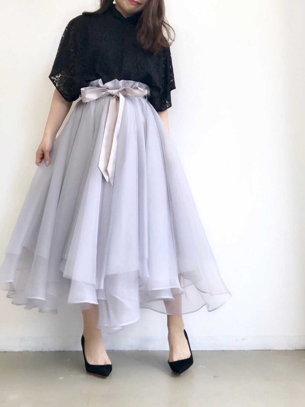 「la belle etude、ラベルエチュード、チュールスカート、レーストップス、レースブラウス、ボリュームスカート、休日スタイル、オトナ女子、大人甘カジ、クラシカル」｜「LA BELLE ETUDEの【LA BELLE ETUDE】【Lily of the valley】Ractangle(Earring)（イヤリング、ブラック系）」を使った、LA BELLE ETUDEさん（レディース・159cm）の夏コーディネートの1枚目の写真