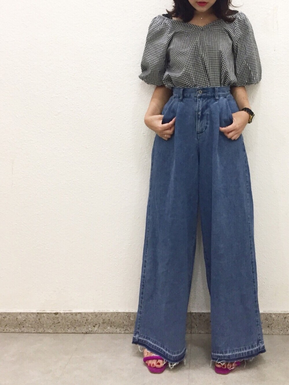 「la belle etude、ラベルエチュード、デニムパンツ、ギンガムチェック、夏コーデ、バルーンスリーブ、大人甘カジ、大人ガーリー、オトナ女子、楽チンコーデ」｜「LA BELLE ETUDEの【LA BELLE ETUDE】BACKリボン定番パフ袖トップス（シャツ/ブラウス、その他）」を使った、LA BELLE ETUDEさん（レディース・155cm）の夏コーディネートの1枚目の写真
