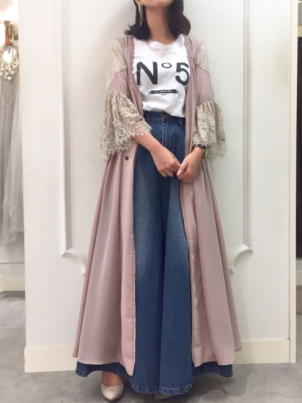 「la belle etude、ラベルエチュード、大人カジュアル、デニムパンツ、Tシャツ、レースガウン、ガウン、大人甘カジ、大人ガーリー、夏コーデ」｜「LA BELLE ETUDEの【LA BELLE ETUDE】Vintage調Longガウン（カーディガン/ボレロ、ピンク系）」を使った、LA BELLE ETUDEさん（レディース・155cm）の夏コーディネートの1枚目の写真