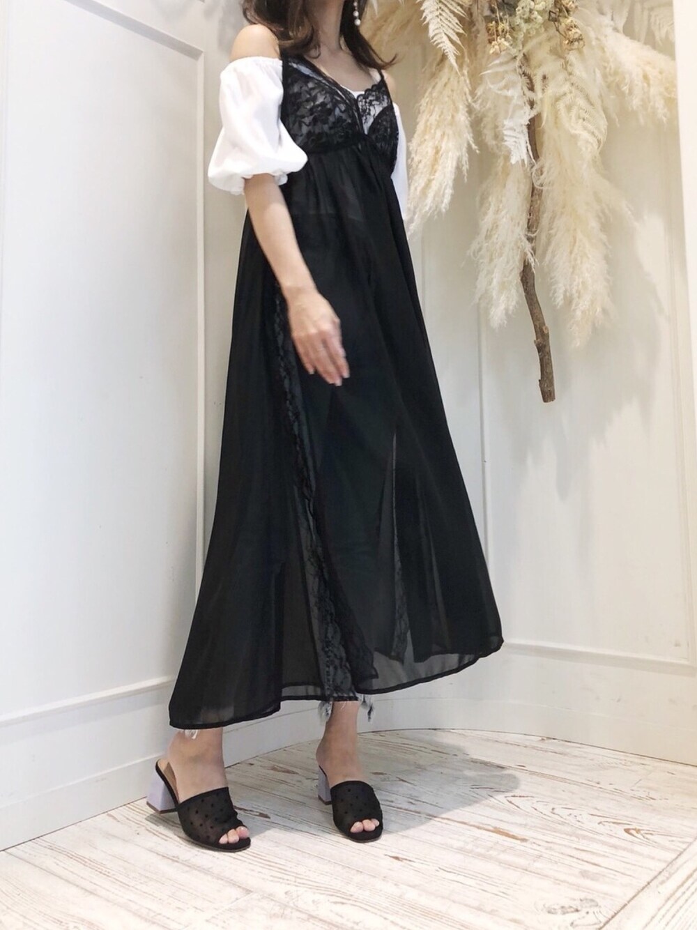 「la belle etude、ラベルエチュード、大人甘カジ、大人ガーリー、ワンピース、デニム、マキシ丈ワンピース、楽チンコーデ、夏コーデ、Tシャツ」｜「LA BELLE ETUDEの【LA BELLE ETUDE】【Lily of the valley】Ractangle(Earring)（イヤリング、その他）」を使った、LA BELLE ETUDEさん（レディース・161cm）の夏コーディネートの1枚目の写真