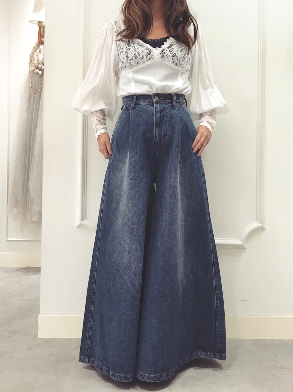 「la belle etude、ラベルエチュード、大人甘カジ、デニムワイドパンツ、ワイドパンツ、レーストップス、大人コーデ、大人ガーリー、オトナ女子、休日スタイル」｜「LA BELLE ETUDEの【LA BELLE ETUDE】レースタンク（タンクトップ、ブラック系）」を使った、LA BELLE ETUDEさん（レディース・148cm）の夏コーディネートの1枚目の写真