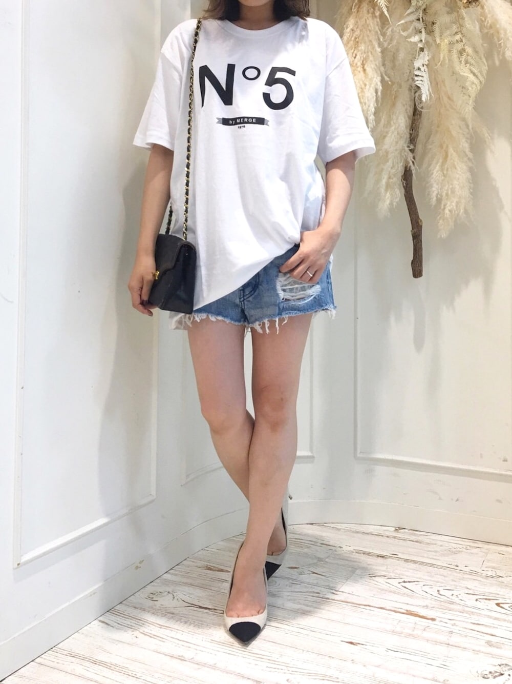 「la belle etude、ラベルエチュード、大人甘カジ、夏コーデ、シンプルコーデ、カジュアルコーデ、Tシャツ、オーバーサイズ、ショートパンツ、大人カジュアル」｜「LA BELLE ETUDEの【LA BELLE ETUDE】【Merge LA】N゜5 Tシャツ（Tシャツ/カットソー、ホワイト系）」を使った、LA BELLE ETUDEさん（レディース・152cm）の夏コーディネートの1枚目の写真
