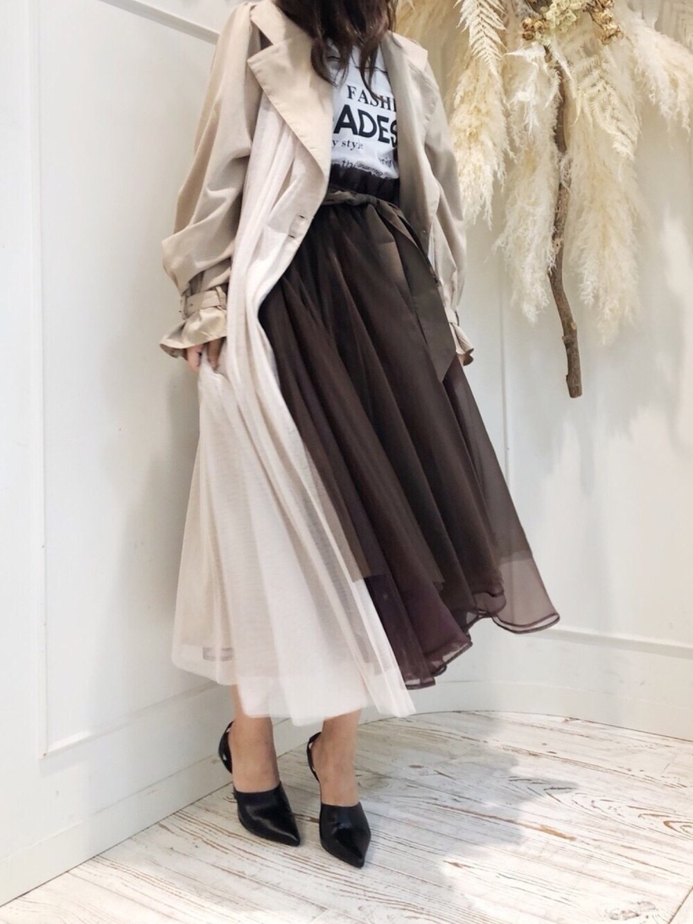 「秋服準備はじめました、labelleetude、ラベルエチュード、トレンチコート、オトナ女子、ベージュ、秋のコーデ、チュールスカート、大人ガーリー、白Tシャツ」｜「LA BELLE ETUDEの【LA BELLE ETUDE】Odette（スカート、ブラウン系）」を使った、LA BELLE ETUDEさん（レディース・161cm）の秋コーディネートの1枚目の写真
