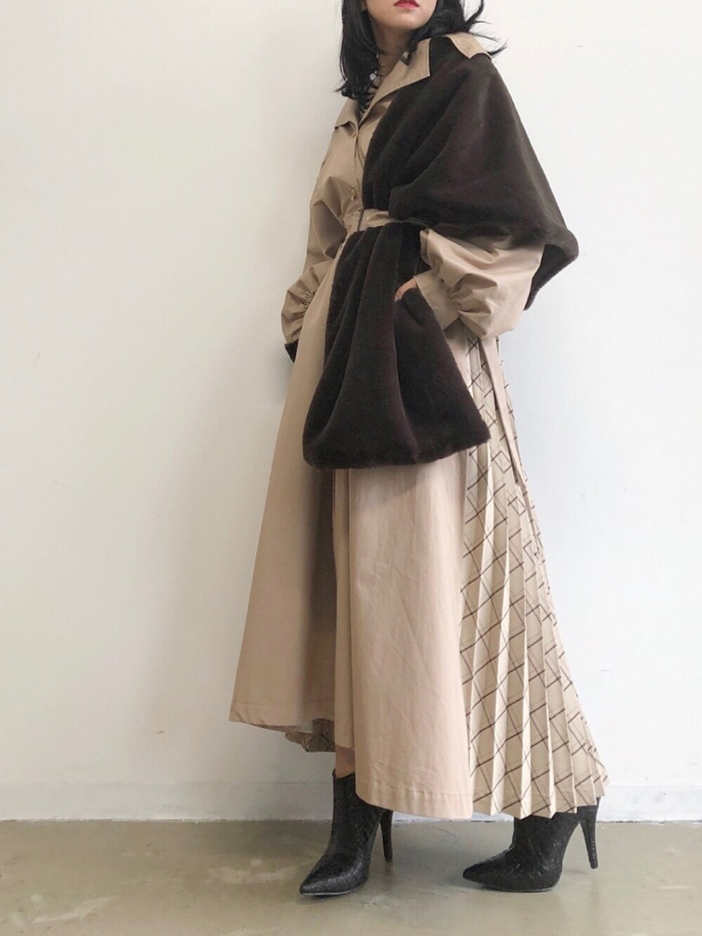 「秋服準備はじめました、秋のコーデ、オトナ女子、labelleetude、ラベルエチュード、ベージュ、トレンチコート、ファー、ブラウン、秋服」｜「LA BELLE ETUDEの【LA BELLE ETUDE】【Belle vintage】ショールトレンチコート（トレンチコート、その他）」を使った、LA BELLE ETUDEさん（レディース・155cm）の秋コーディネートの1枚目の写真
