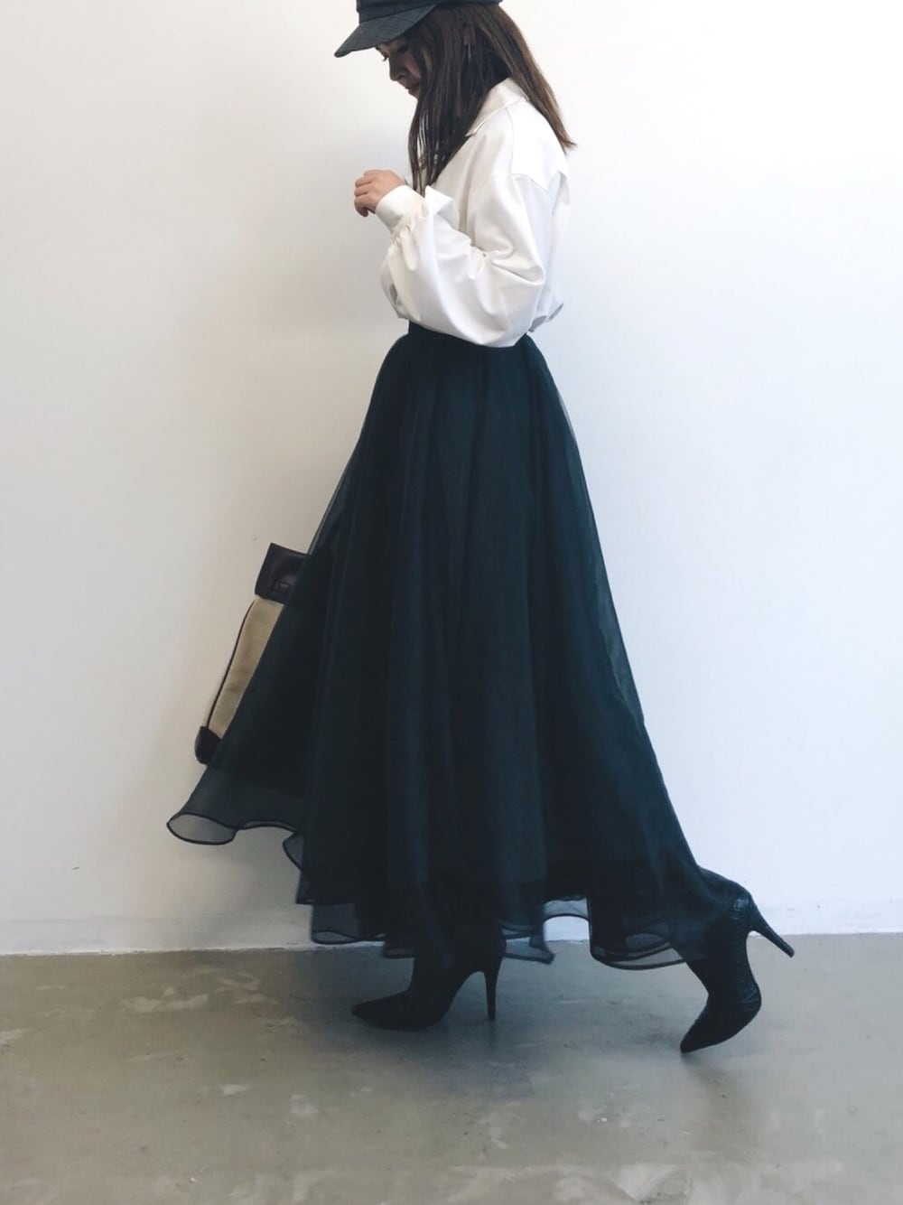 「秋服準備はじめました、秋のコーデ、オトナ女子、シャツスタイル、シンプルコーデ、labelleetude、ラベルエチュード、チュールスカート、大人カジュアル、大人ガーリー」｜「LA BELLE ETUDEの【LA BELLE ETUDE】ビスチェ付きシャツ（シャツ/ブラウス、ホワイト系）」を使った、LA BELLE ETUDEさん（レディース・167cm）の秋コーディネートの1枚目の写真