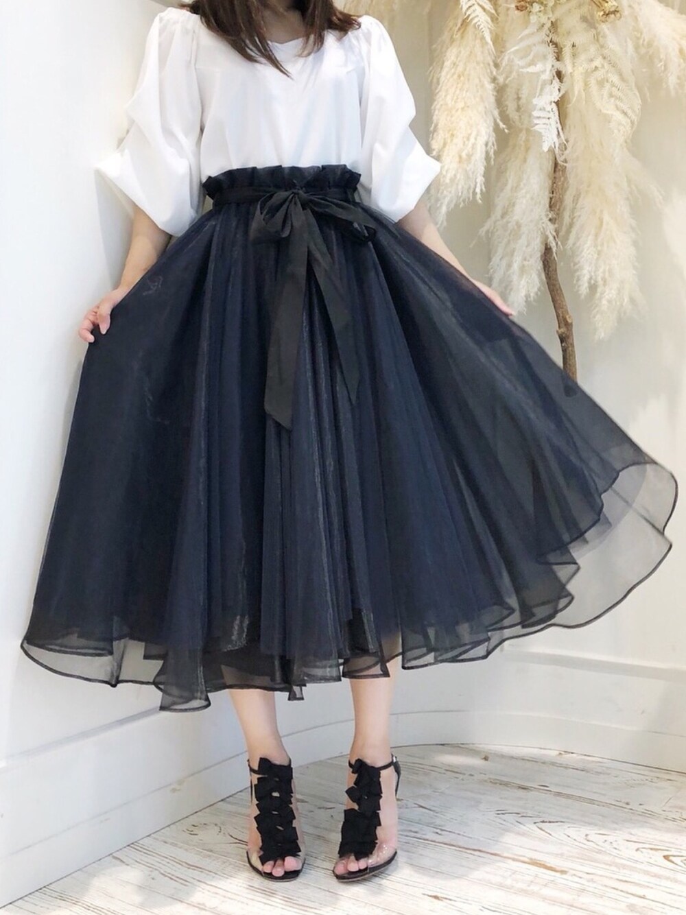 「la belle etude、ラベルエチュード、秋のコーデ、ロングスカート、スカート、チュールスカート、大人ガーリー、大人かわいい、オトナ女子、ヴィンテージ」｜「LA BELLE ETUDEの【LA BELLE ETUDE】シャーリングトップス（シャツ/ブラウス、ホワイト系）」を使った、LA BELLE ETUDEさん（レディース・161cm）の秋コーディネートの1枚目の写真