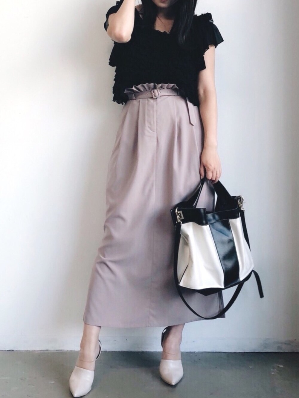 「la belle etude、ラベルエチュード、大人甘カジ、大人ガーリー、ママコーデ、タイトスカート、コクーンスカート、フリルトップス、夏コーデ、秋コーデ」｜「LA BELLE ETUDEの【LA BELLE ETUDE】レースタンク（タンクトップ、ブラック系）」を使った、LA BELLE ETUDEさん（レディース・167cm）の夏コーディネートの1枚目の写真