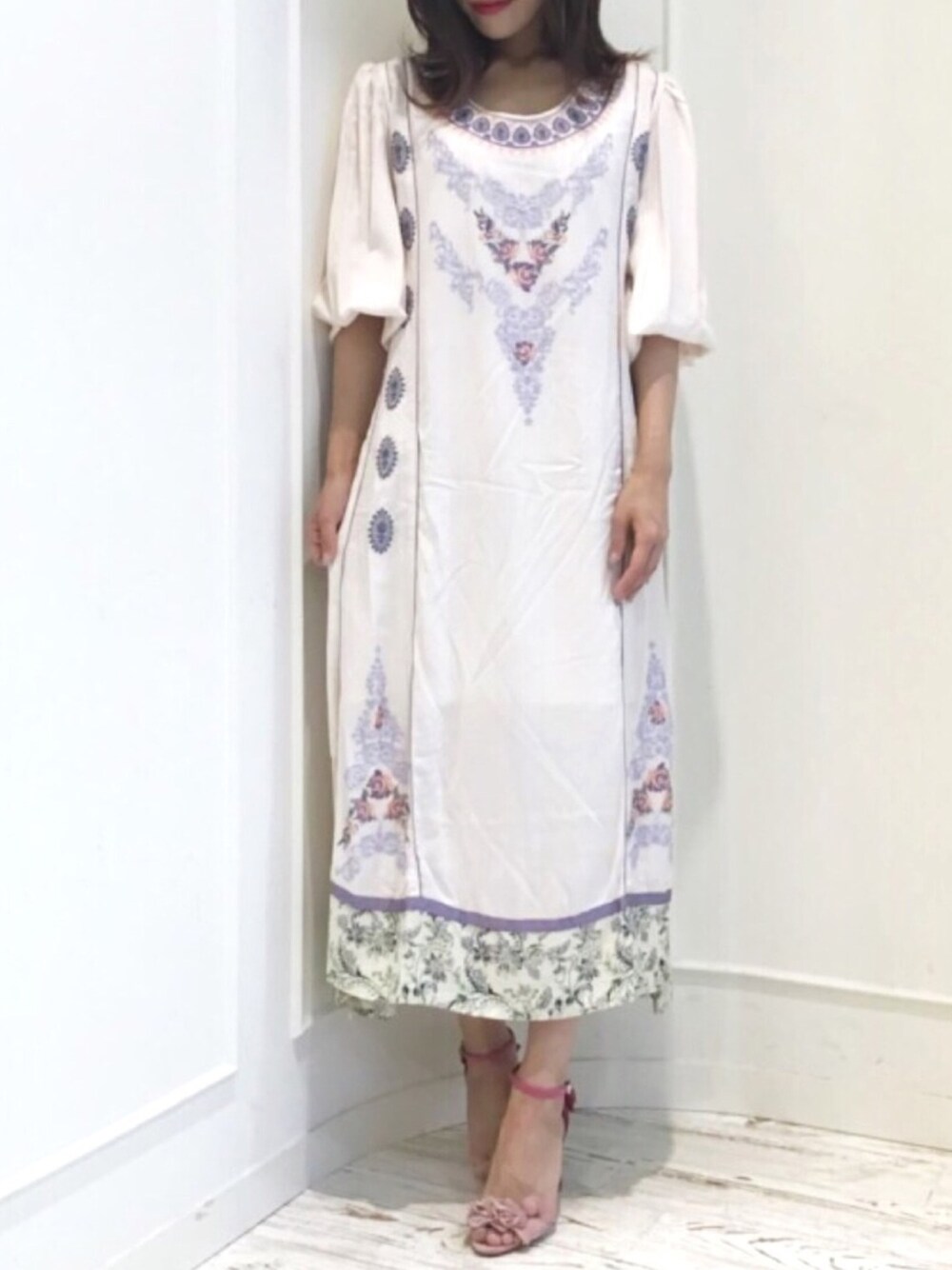 「la belle etude、ラベルエチュード、大人カジュアル、刺繍ワンピース、ラフ、ラクチンコーデ、夏コーデ、休日コーデ、大人コーデ、ママコーデ」｜「LA BELLE ETUDEの【LA BELLE ETUDE】【Belle vintage】オリジナル刺繍ワンピース（ワンピース、ホワイト系）」を使った、LA BELLE ETUDEさん（レディース・162cm）の夏コーディネートの1枚目の写真