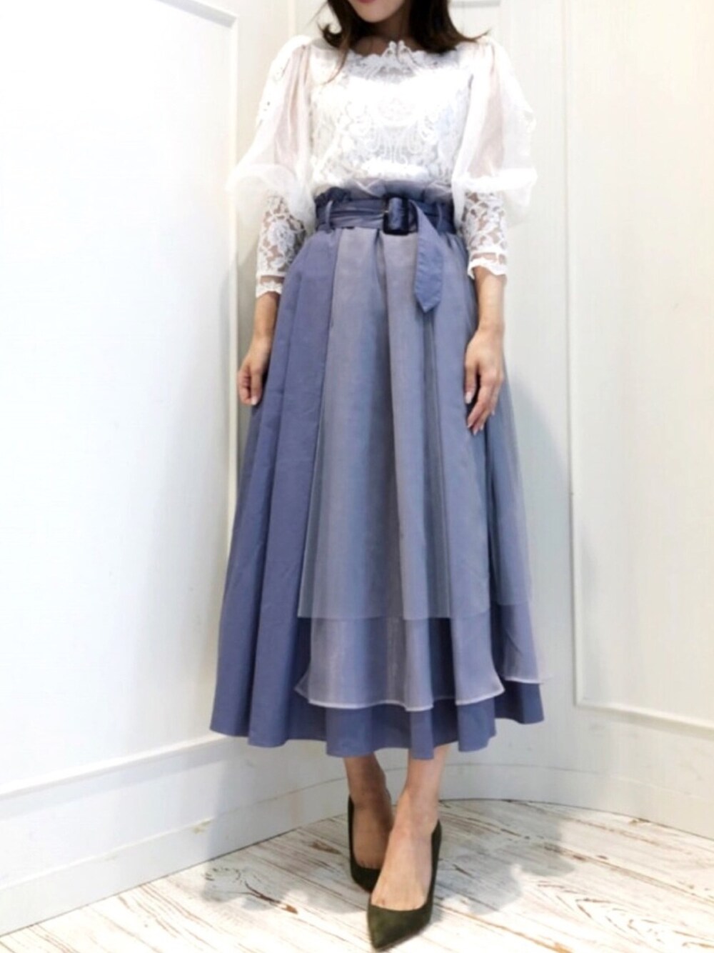「la belle etude、ラベルエチュード、夏コーデ、レーストップス、トレンチスカート、フレアスカート、オトナ女子、大人ガーリー、大人甘カジ、古着」｜「LA BELLE ETUDEの【LA BELLE ETUDE】Vintage調モチーフレースブラウスⅡ（シャツ/ブラウス、ホワイト系）」を使った、LA BELLE ETUDEさん（レディース・162cm）の春コーディネートの1枚目の写真