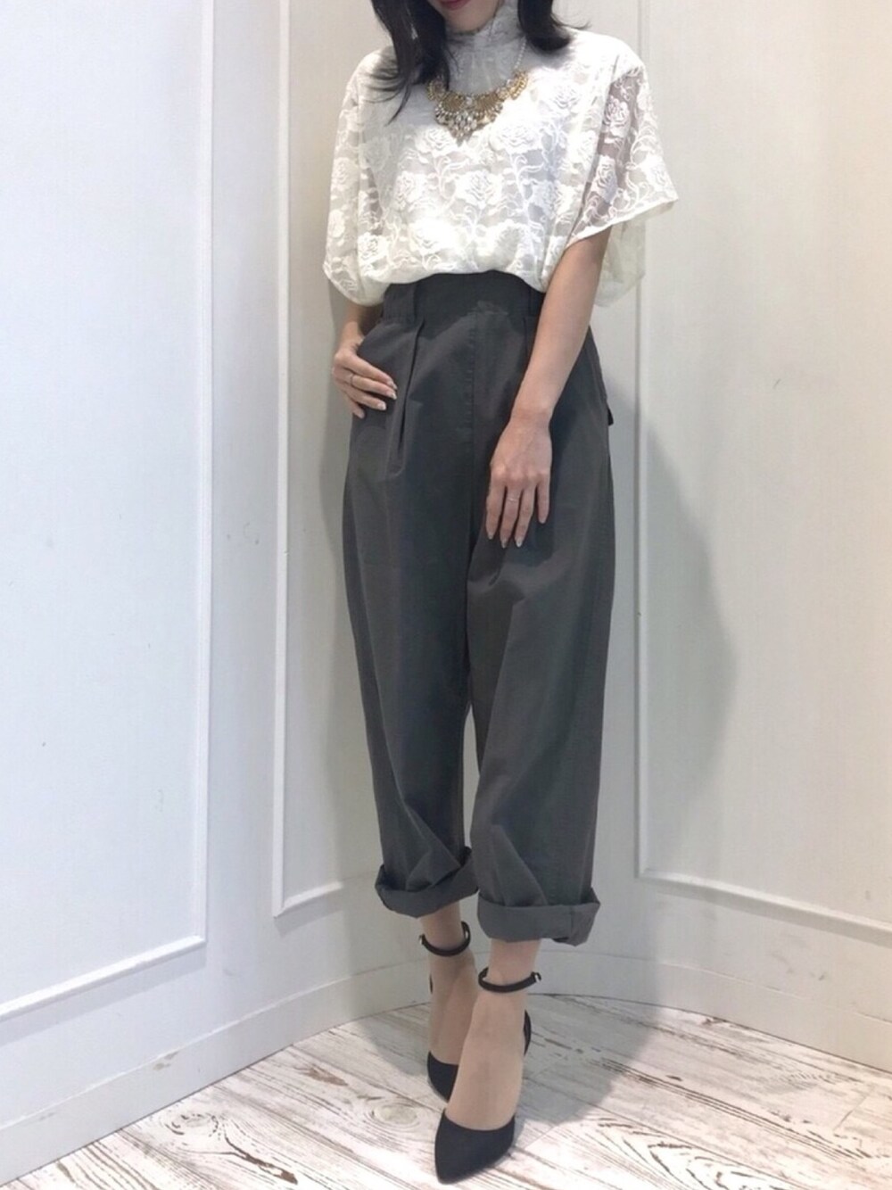 「シンプルコーデ、オトナカジュアル、春コーデ、夏コーデ、パーティースタイル、オトナ女子、大人コーデ、大人ガーリー、タックパンツ、ネックレス」｜「LA BELLE ETUDEの【LA BELLE ETUDE】【Lily of the valley】Olivia（ネックレス、その他）」を使った、LA BELLE ETUDEさん（レディース・161cm）の春コーディネートの1枚目の写真
