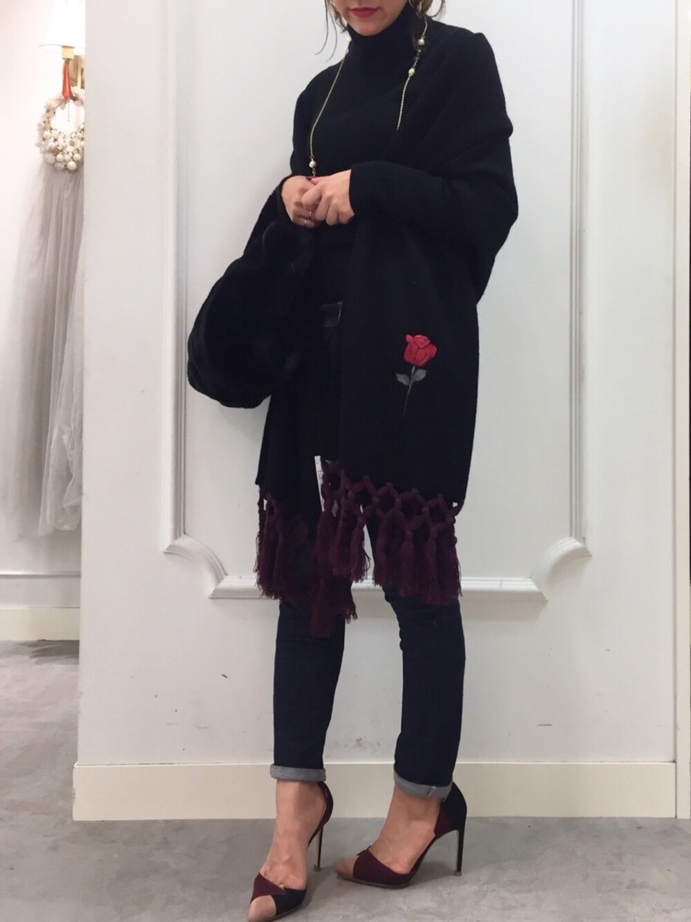 「ストール、刺繍、薔薇、フリンジ、タートルネック、リブタートルネック、大人かわいい、オトナカワイイ、ブラックコーデ、labelleetude」｜「LA BELLE ETUDEの【LA BELLE ETUDE】ROSEフリンジストール（ストール/ショール、ブラック系）」を使った、LA BELLE ETUDEさん（レディース・155cm）の秋コーディネートの1枚目の写真