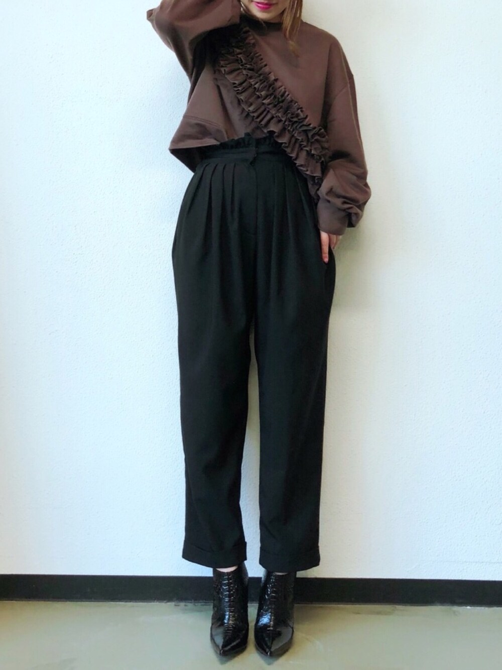 「スウェット、オトナカジュアル、シンプル、フリル、タックパンツ、outfit、ハイウエスト、ootd、ママファッション、la belle etude」｜「LA BELLE ETUDEの【LA BELLE ETUDE】ハイウエストタックパンツ（その他パンツ、ブラック系）」を使った、LA BELLE ETUDEさん（レディース・167cm）の冬コーディネートの1枚目の写真