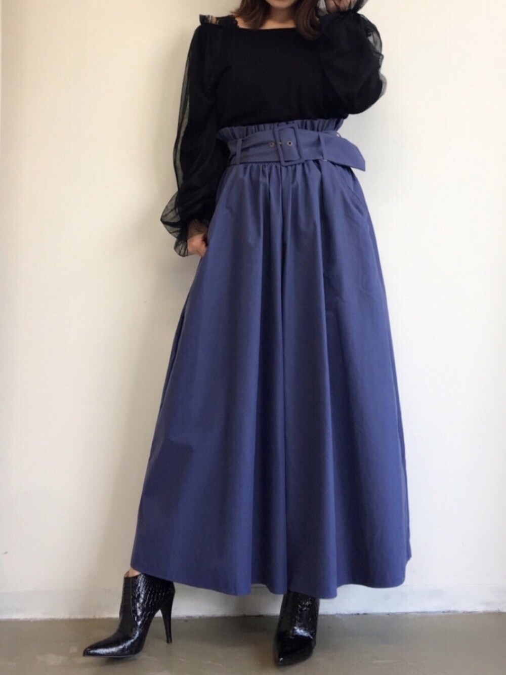「オトナカジュアル、ワイドパンツ、ベルト付き、ハイウエスト、きれいめカジュアル、ママコーデ、ママファッション」｜「LA BELLE ETUDEの【LA BELLE ETUDE】ボリュームベルトワイドパンツ（その他パンツ、ブルー系）」を使った、LA BELLE ETUDEさん（レディース・167cm）の冬コーディネートの1枚目の写真