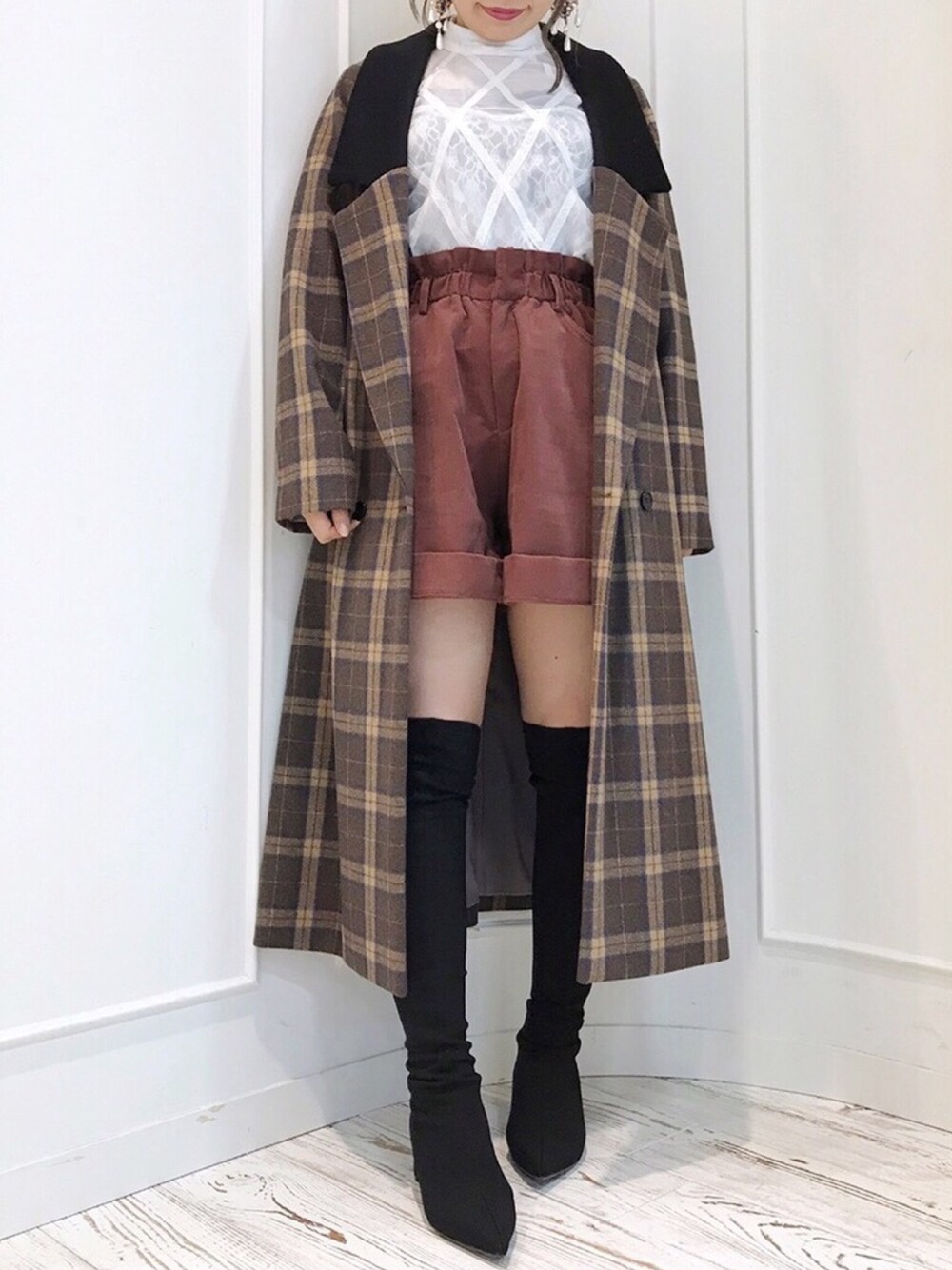 「ロングコート、ショーパン、コーデュロイ、ニーハイブーツ、シフォンブラウス、バイカラー、チェック、チェックコート、labelleetude、ラベルエチュード」｜「LA BELLE ETUDEの【LA BELLE ETUDE】ロングAラインジャケットコート（その他アウター、ブラウン系）」を使った、LA BELLE ETUDEさん（レディース・158cm）の秋コーディネートの1枚目の写真