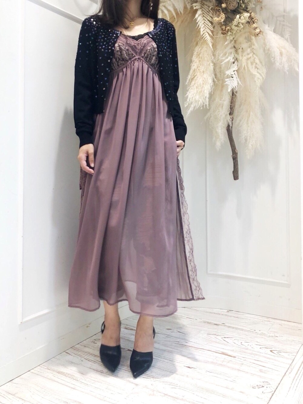 「la belle etude、ラベルエチュード、大人甘カジ、オトナ女子、キャミワンピ、スパンコール、カーディガン、オトナガーリー、秋コーデ、パンツスタイル」｜「LA BELLE ETUDEの【LA BELLE ETUDE】【Lily of the valley】Ractangle(Earring)（イヤリング、ブラック系）」を使った、LA BELLE ETUDEさん（レディース・161cm）の秋コーディネートの1枚目の写真