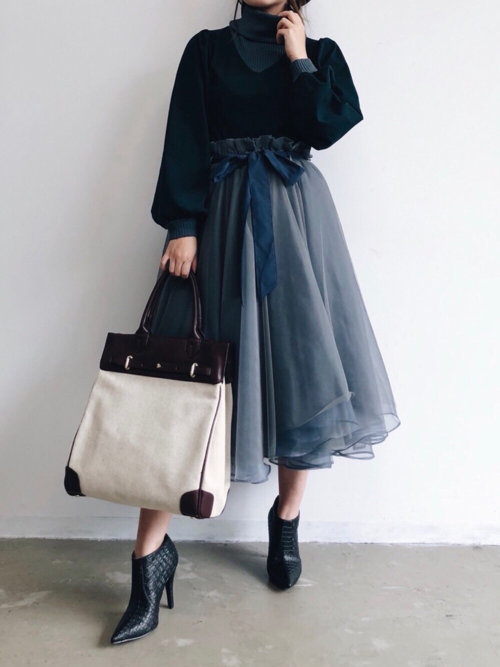 「labelleetude、la belle etude、ラベルエチュード、オトナ女子、大人ガーリー、ママコーデ、チュールスカート、タートルネック、大人かわいい」｜「LA BELLE ETUDEの【LA BELLE ETUDE】Odette（スカート、グリーン系）」を使った、LA BELLE ETUDEさん（レディース・167cm）の秋コーディネートの1枚目の写真