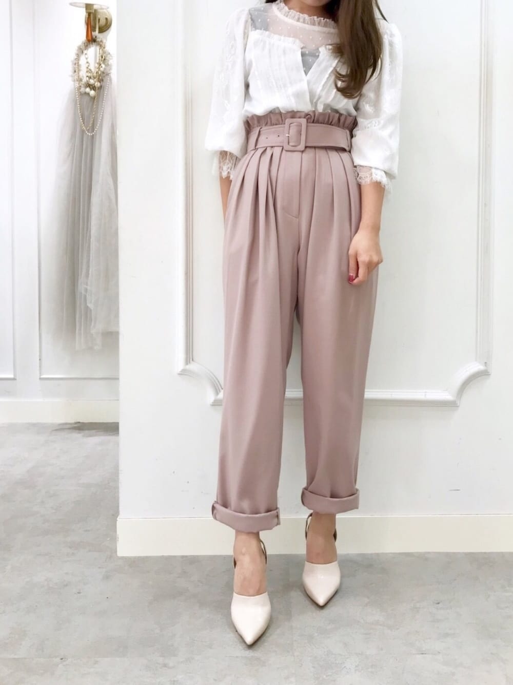 「la belle etude、ラベルエチュード、大人甘カジ、レーストップス、パンツスタイル、ハイウエストパンツ、タックパンツ、秋コーデ、ガーリー、オトナ女子」｜「LA BELLE ETUDEの【LA BELLE ETUDE】レースタンク（タンクトップ、ブラック系）」を使った、LA BELLE ETUDEさん（レディース・159cm）の秋コーディネートの1枚目の写真