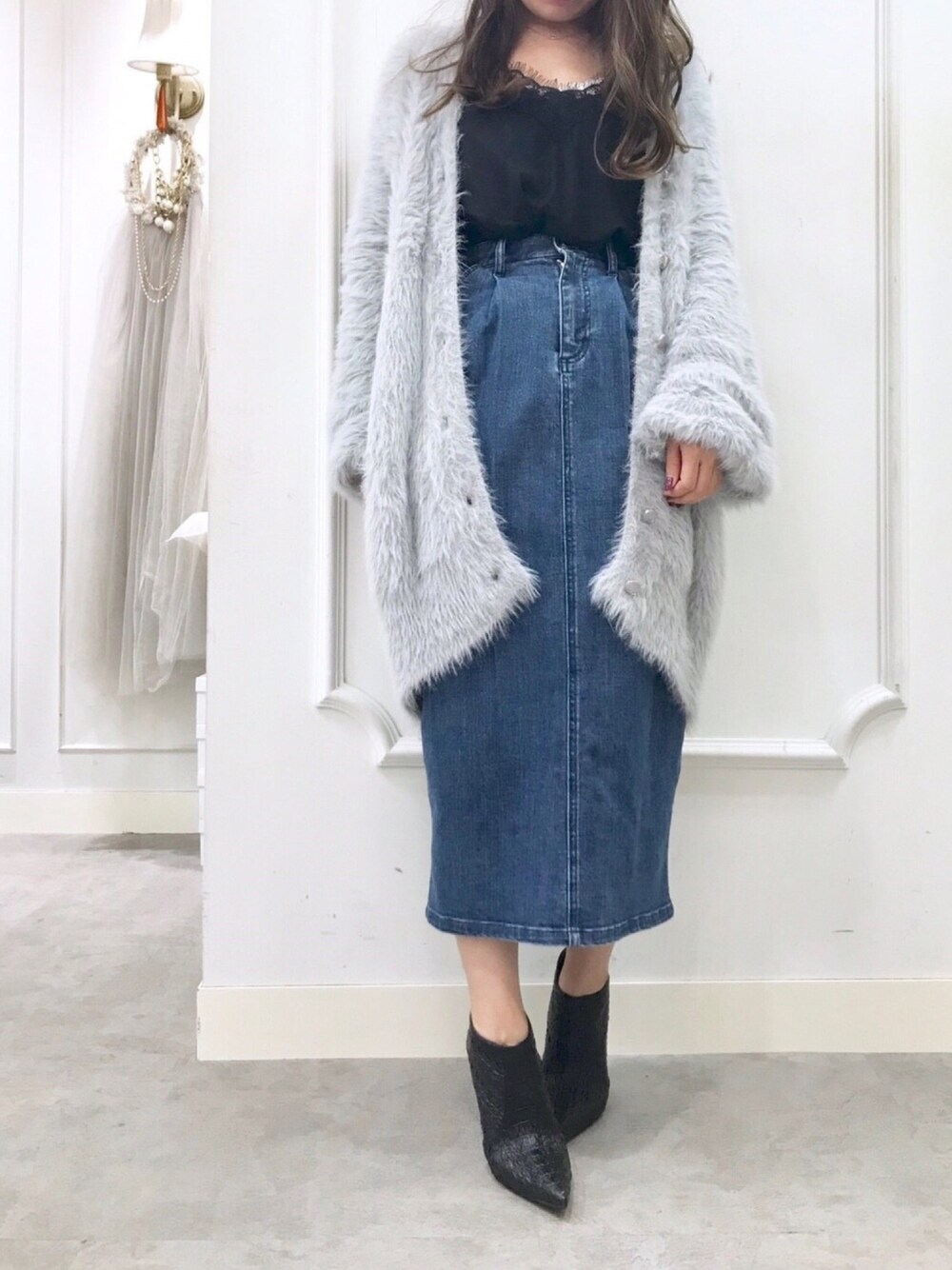 「la belle etude、ラベルエチュード、大人甘カジ、ファー、デニムスカート、オトナ女子、オトナガーリー、秋コーデ、冬コーデ、オーバーサイズ」｜「LA BELLE ETUDEの【LA BELLE ETUDE】レースタンク（タンクトップ、ホワイト系）」を使った、LA BELLE ETUDEさん（レディース・159cm）の秋コーディネートの1枚目の写真