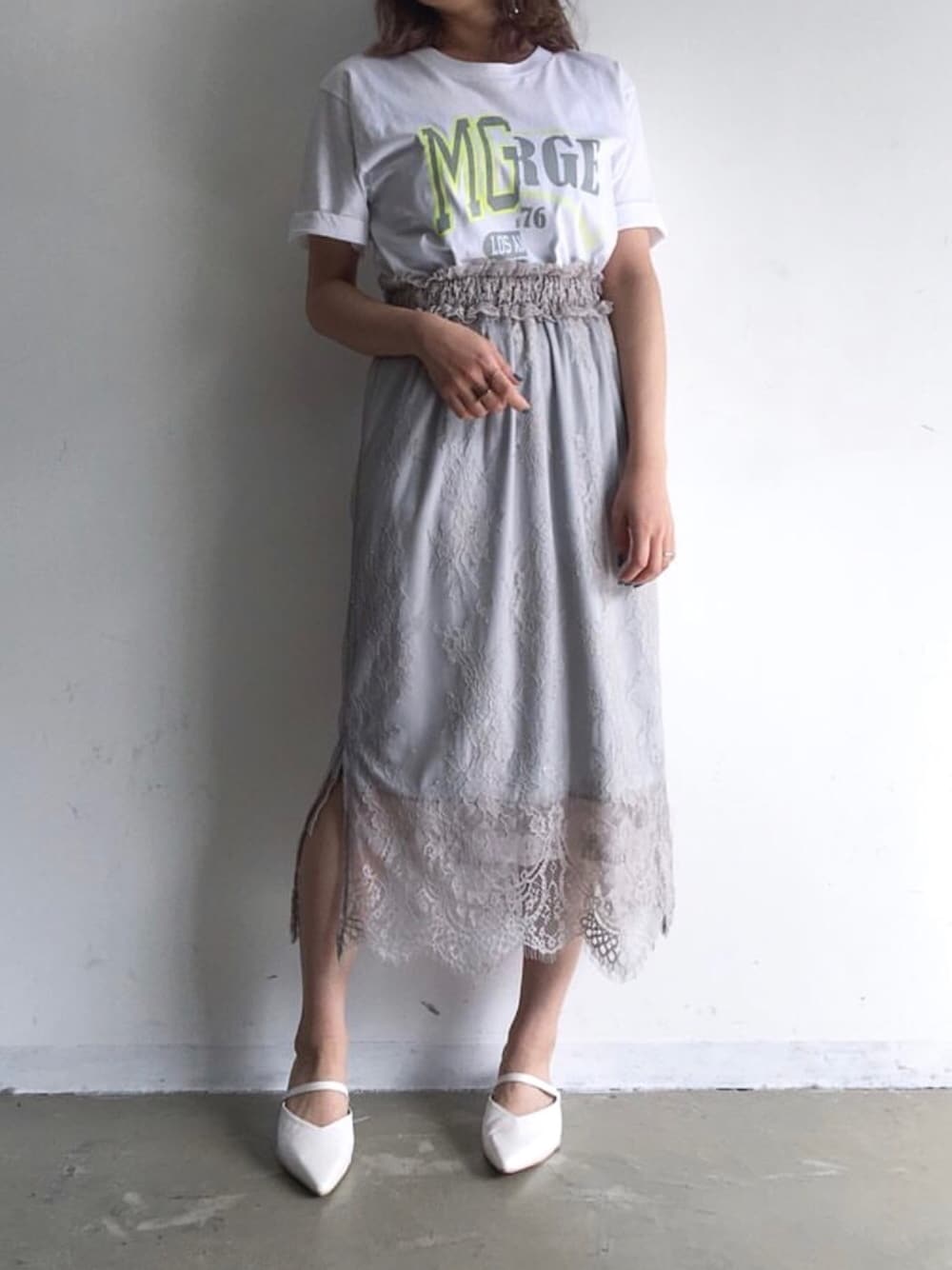 「大人カジュアル、レース、スカート、タイトスカート、シンプル、Tシャツ、ラベルエチュード、labelleetude」｜「LA BELLE ETUDEの【LA BELLE ETUDE】総レースタイトスカート（スカート、その他）」を使った、LA BELLE ETUDEさん（レディース・152cm）の冬コーディネートの1枚目の写真
