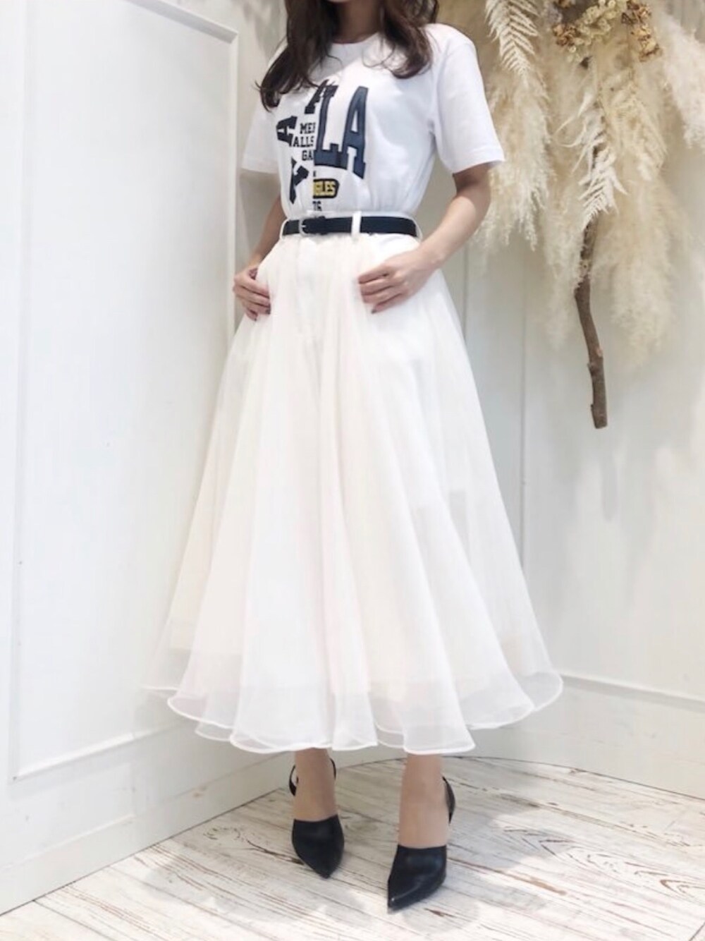 「ボリュームスカート、チュールスカート、デニム、チュール、スカート、Tシャツ、ミュール、ヒール、ラベルエチュード、ホワイト」｜「LA BELLE ETUDEの【LA BELLE ETUDE】【Belle vintage】デニムドッキングボリュームチュールスカート（スカート、ホワイト系）」を使った、LA BELLE ETUDEさん（レディース・162cm）の春コーディネートの1枚目の写真