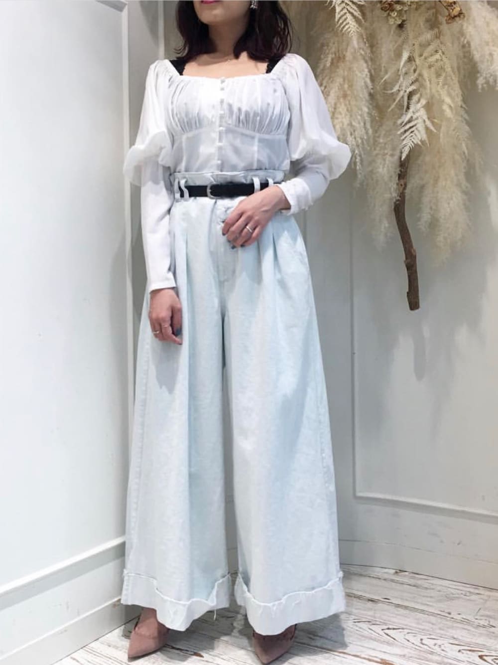 「ボリューム袖、デニムパンツ、デニム、ブラウス、ブラウス×デニム、ヴィンテージ、ホワイト、ラベルエチュード、labelleetude」｜「LA BELLE ETUDEの【LA BELLE ETUDE】【Belle vintage】ハイウエストワイドパンツ（デニムパンツ、ブルー系）」を使った、LA BELLE ETUDEさん（レディース・152cm）の春コーディネートの1枚目の写真