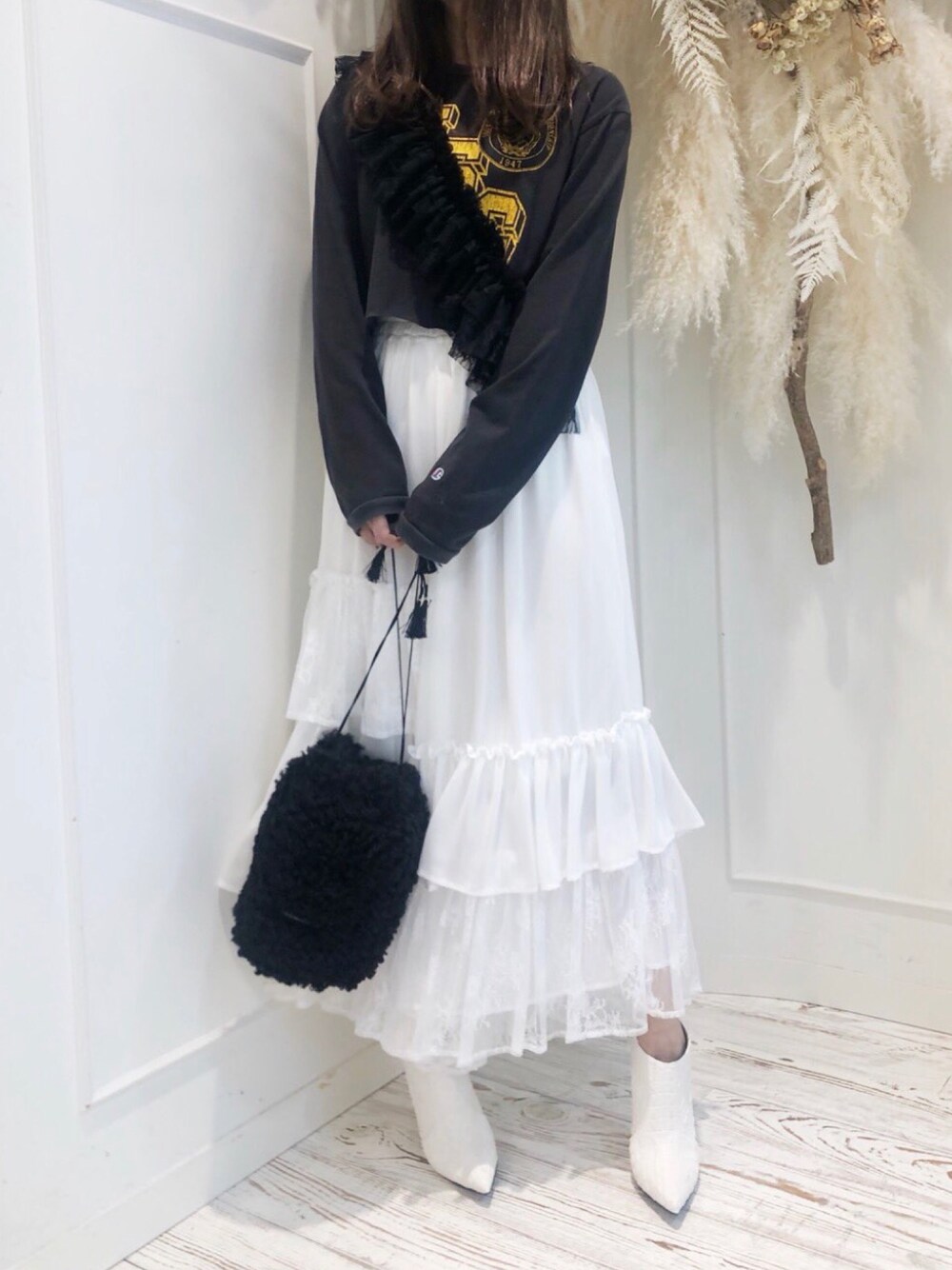 「カバン、巾着バッグ、巾着、ブラック、ミニバッグ、ラフ、ラベルエチュード、labelleetude、バッグ」｜「LA BELLE ETUDEの【LA BELLE ETUDE】【TSURU by Mariko Oikawa】Shaun（ショルダーバッグ、ブラック系）」を使った、LA BELLE ETUDEさん（レディース・162cm）の春コーディネートの1枚目の写真