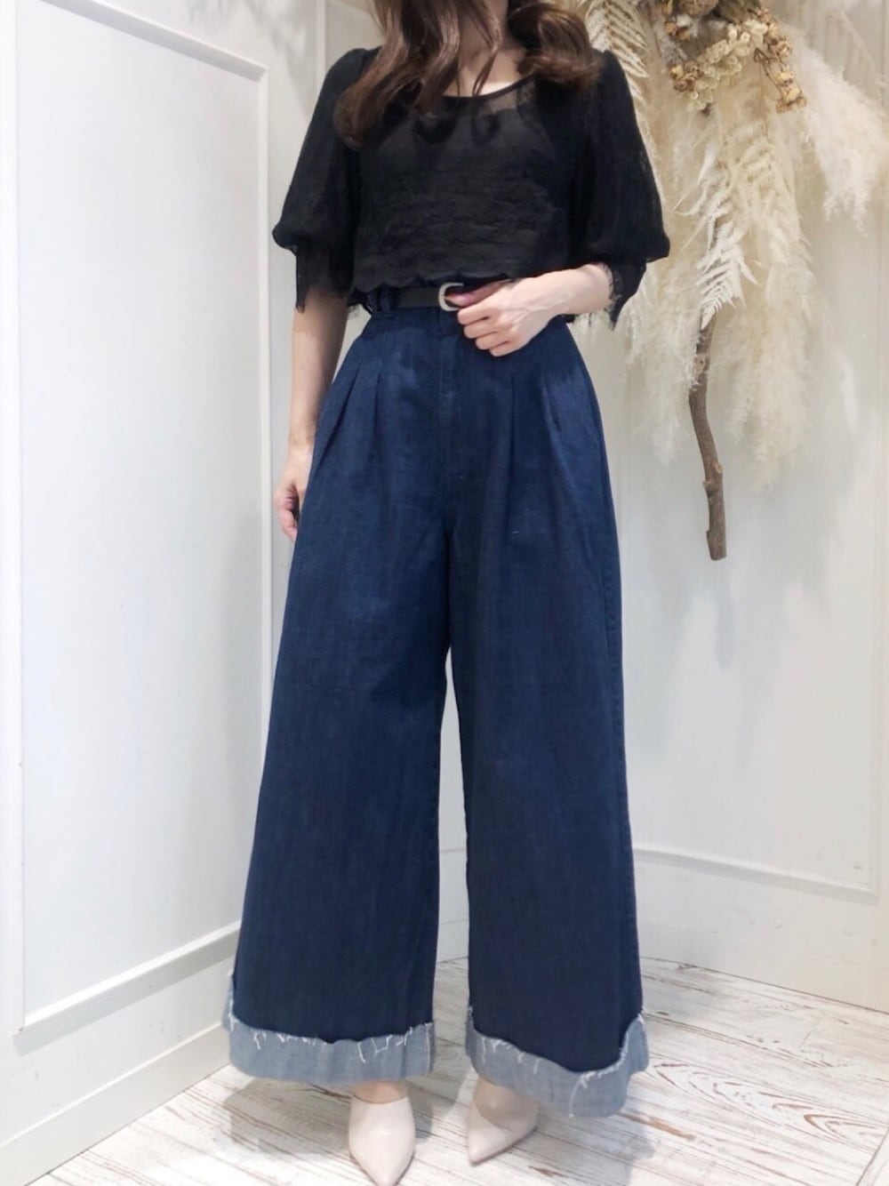 「ラベルエチュード、デニムパンツ、大人カジュアル、レース、トップス、春、きれいめカジュアル、labelleetude、ブラック、ボリューム袖」｜「LA BELLE ETUDEの【LA BELLE ETUDE】【Belle vintage】Vintage調重ねレースブラウス（シャツ/ブラウス、ブラック系）」を使った、LA BELLE ETUDEさん（レディース・162cm）の春コーディネートの1枚目の写真