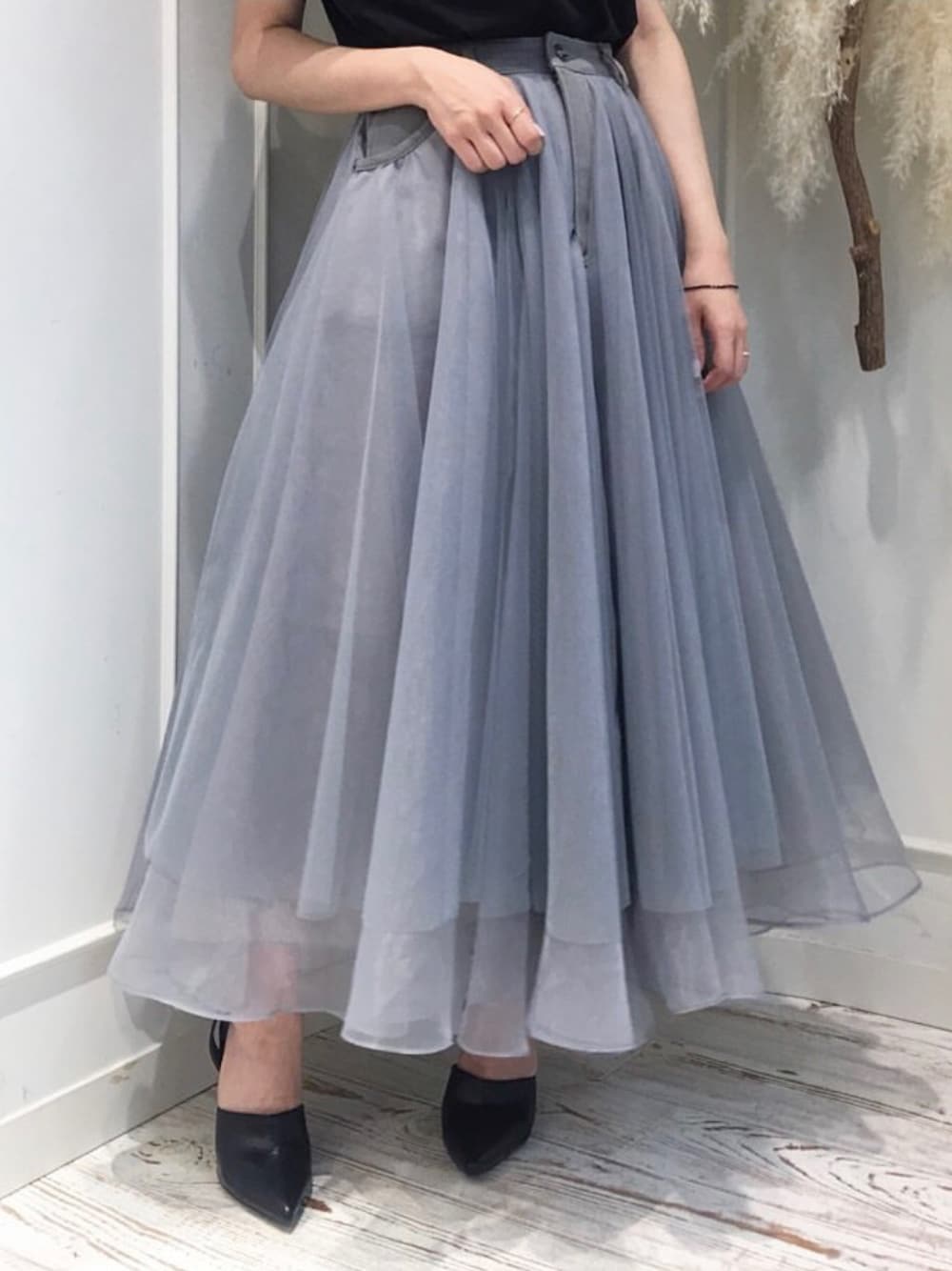 「ボリュームスカート、デニム、チュールスカート、チュール、スカート、グレー、ラベルエチュード、labelleetude、大人カジュアル」｜「LA BELLE ETUDEの【LA BELLE ETUDE】【Belle vintage】デニムドッキングボリュームチュールスカート（スカート、グレー系）」を使った、LA BELLE ETUDEさん（レディース・152cm）の春コーディネートの1枚目の写真