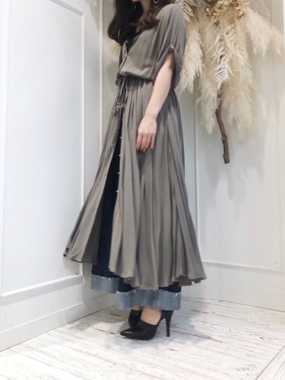 「シンプル、ロングシャツ、ワンピース、休日スタイル、ラベルエチュード、labelleetude、オトナカジュアル、グリーン、カジュアル、デニム」｜「LA BELLE ETUDEの【LA BELLE ETUDE】 ベーシックブラウジングワンピース（ワンピース、グリーン系）」を使った、LA BELLE ETUDEさん（レディース・162cm）の夏コーディネートの1枚目の写真