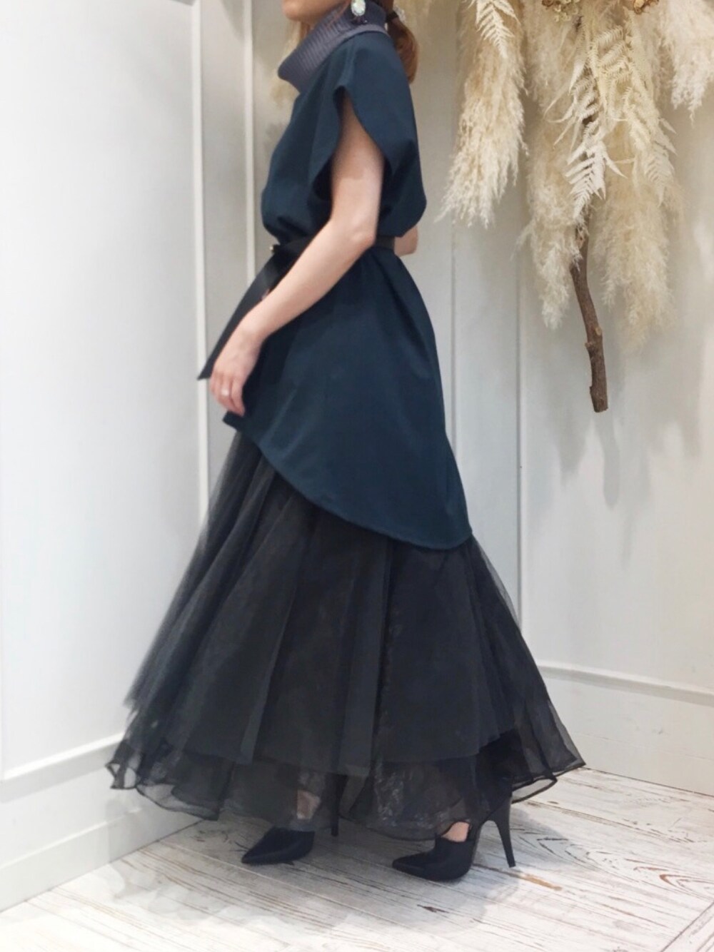 「チュールスカート、ブラック、オトナ女子、リブタートル、カットソー、キレイめ、グリーン、ラベルエチュード、labelleetude、休日スタイル」｜「LA BELLE ETUDEの【LA BELLE ETUDE】【Belle vintage】デニムドッキングボリュームチュールスカート（スカート、ブラック系）」を使った、LA BELLE ETUDEさん（レディース・153cm）の夏コーディネートの1枚目の写真