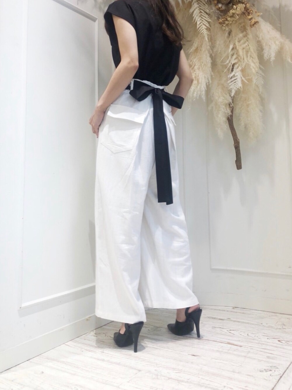 「ブラック、ホワイトパンツ、ワイドパンツ、大人女子、大人コーデ、カットソー、バックリボン、ラベルエチュード、labelleetude、シンプル」｜「LA BELLE ETUDEの【LA BELLE ETUDE】BACKリボンタックパンツ（その他パンツ、ホワイト系）」を使った、LA BELLE ETUDEさん（レディース・163cm）の夏コーディネートの1枚目の写真