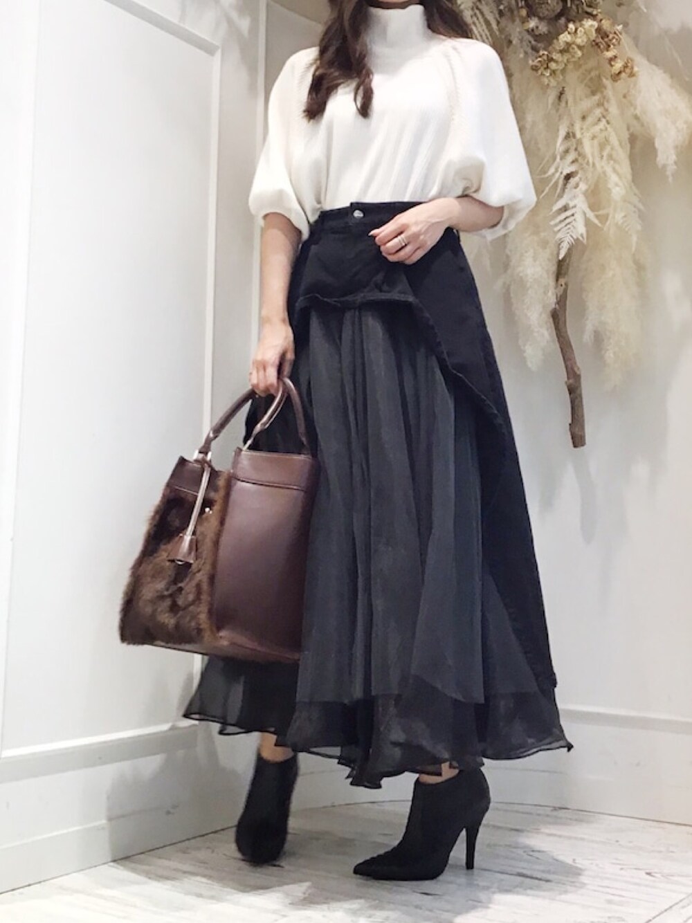 「トートバッグ、フレアスカート、秋のコーデ、ハイネック、デニムスカート、チュールスカート、ファー小物、シンプルコーデ、秋服、オトナカジュアル」｜「LA BELLE ETUDEの【LA BELLE ETUDE】半袖リブタートルパフ袖トップス（Tシャツ/カットソー、ホワイト系）」を使った、LA BELLE ETUDEさん（レディース・159cm）の秋コーディネートの1枚目の写真