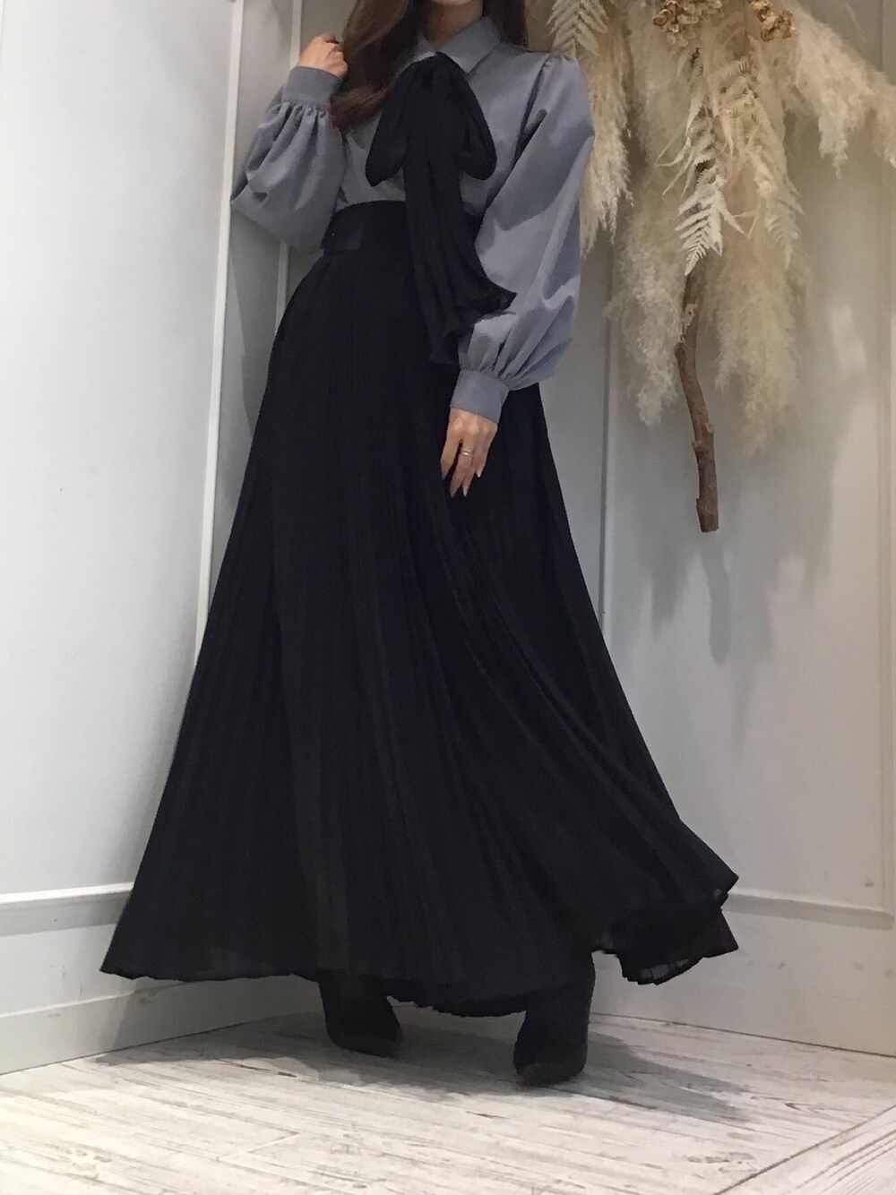 「ブラウス、ハイウエスト、ワイドパンツ、大人コーデ、グレンチェック、プリーツ、ボウタイブラウス、秋コーデ、骨格診断ウェーブ」｜「LA BELLE ETUDEの【LA BELLE ETUDE】Basicボウタイブラウス（シャツ/ブラウス、その他）」を使った、LA BELLE ETUDEさん（レディース・159cm）の秋コーディネートの1枚目の写真