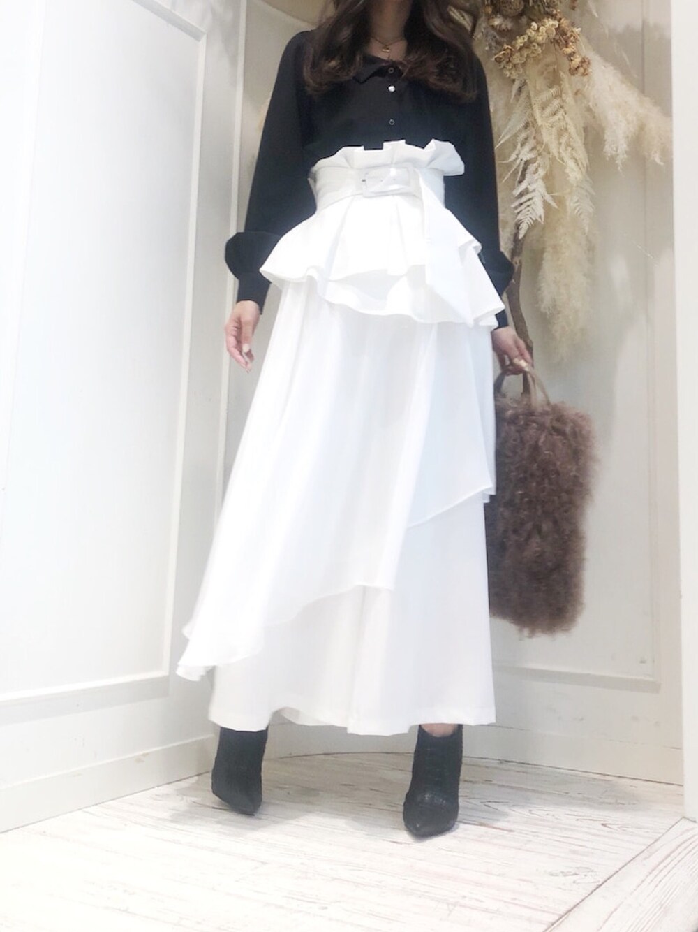 「フリル、ワイドパンツ、キレイめ、大人コーデ、ホワイトパンツ、シャツスタイル、秋コーデ、秋冬コーデ、骨格診断ウェーブ」｜「LA BELLE ETUDEの【LA BELLE ETUDE】batean neck シャツ（シャツ/ブラウス、ブラック系）」を使った、LA BELLE ETUDEさん（レディース・159cm）の秋コーディネートの1枚目の写真