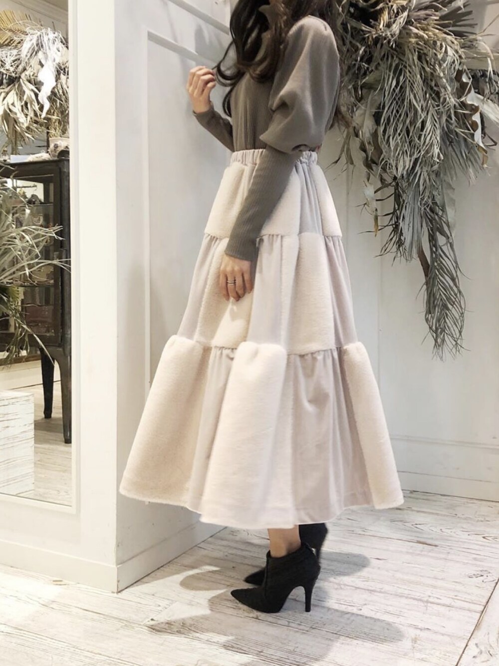 「ファー、ハイネック、ハイウエスト、ベロア、大人かわいい、くすみカラー、リブT、冬のコーデ、ベロアスカート、リブハイネックT」｜「LA BELLE ETUDEの【LA BELLE ETUDE】スモールパフリブトップス（Tシャツ/カットソー、グリーン系）」を使った、LA BELLE ETUDEさん（レディース・159cm）の冬コーディネートの1枚目の写真