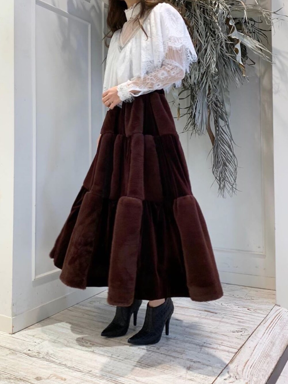 「ファー、フレアスカート、クラシカル、ベロア、ママコーデ、大人ガーリー、大人かわいい、ファースカート、ベロアスカート、ママファッション」｜「LA BELLE ETUDEの【LA BELLE ETUDE】【Belle vintage】Vintage異素材レース長袖ブラウス（シャツ/ブラウス、ホワイト系）」を使った、LA BELLE ETUDEさん（レディース・159cm）の冬コーディネートの1枚目の写真