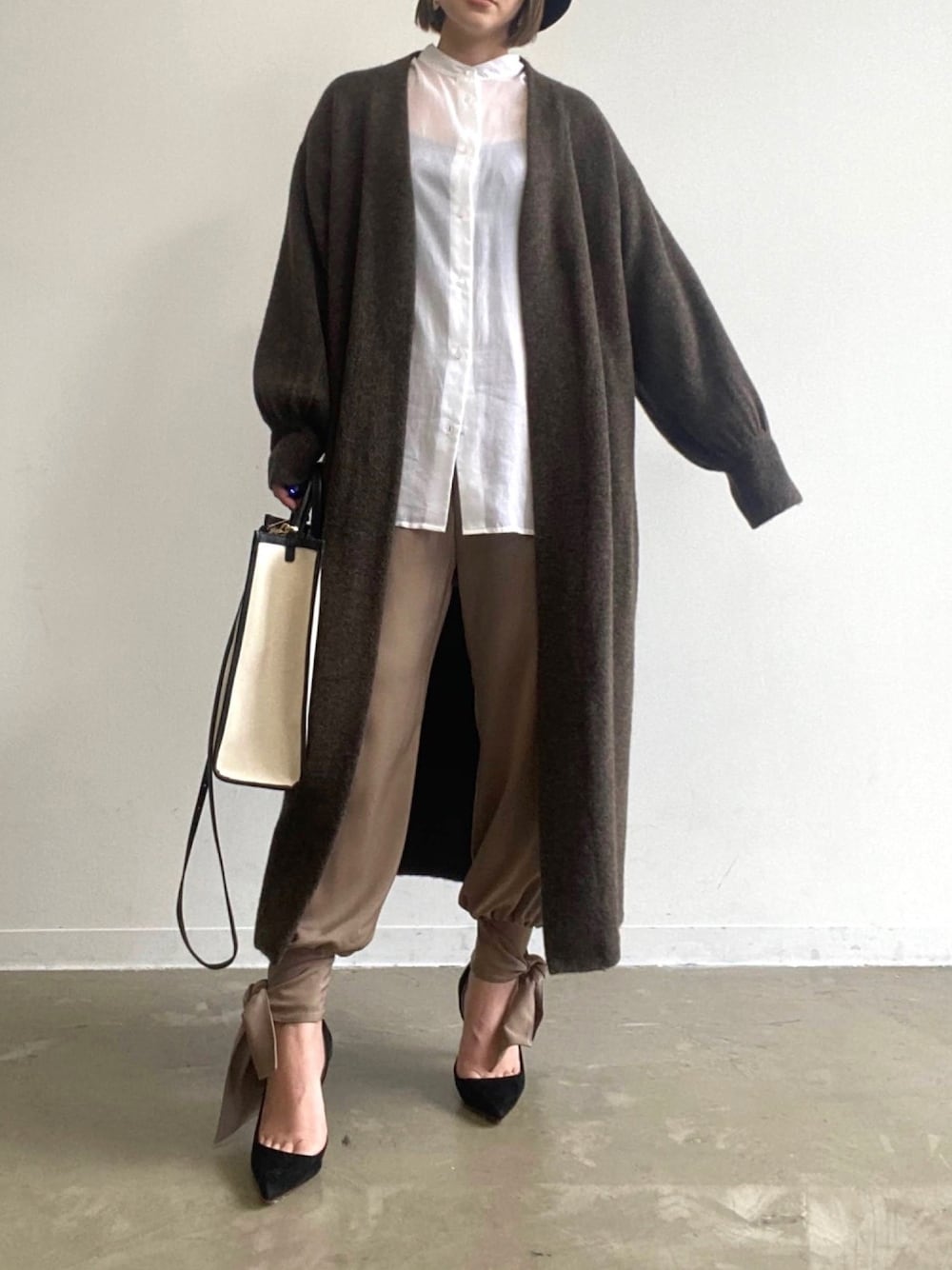 「ニットカーディガン、ロングカーディガン、ロングニット、ニット×シャツ、シアーシャツ、秋コーデ、裾絞りパンツ、裾リボン、パンツスタイル、ブラウンニット」｜「LA BELLE ETUDEの【LA BELLE ETUDE】【Belle vintage】リラックスロングカーディガン（カーディガン/ボレロ、ブラウン系）」を使った、LA BELLE ETUDEさん（レディース・167cm）の秋コーディネートの1枚目の写真