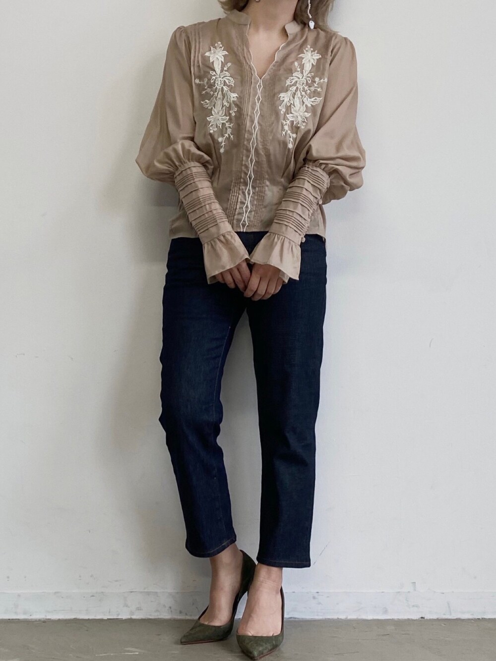 「labelleetude、ラベルエチュード、ブラウス×デニム、大人コーデ、春夏、春夏コーデ、ootd、ブラウスコーデ」｜「LA BELLE ETUDEの【LA BELLE ETUDE】スカラップ刺繍ピンタックブラウス（シャツ/ブラウス、ベージュ系）」を使った、LA BELLE ETUDEさん（レディース・159cm）の春コーディネートの1枚目の写真