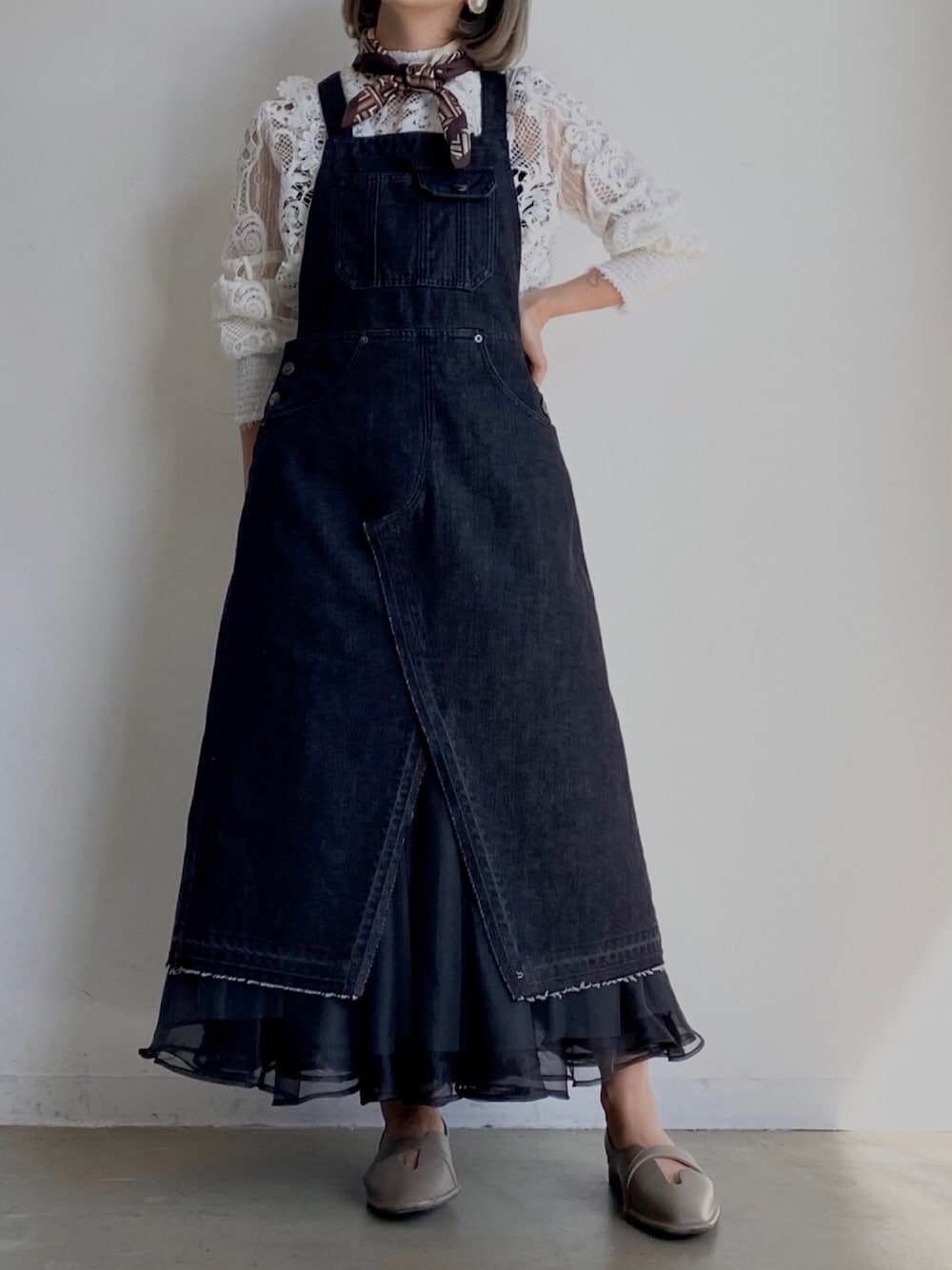 「オトナ女子、大人かわいい、大人カジュアル、大人コーデ、サロペット、デニム、休日スタイル、ブラック、ラベルエチュード、labelleetude」｜「LA BELLE ETUDEの【LA BELLE ETUDE】【Belle vintage】チュールドッキングデニムサロペ（ジャンパースカート、ブラック系）」を使った、LA BELLE ETUDEさん（レディース・155cm）の春コーディネートの1枚目の写真