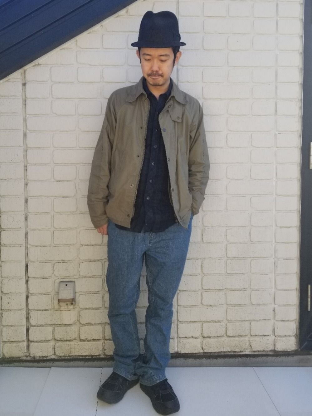 グリーン系のジャケット/アウター、グリーン系のシャツ/ブラウス、ブルー系のデニムパンツを着用したメンズの冬コーディネートの1枚目の写真