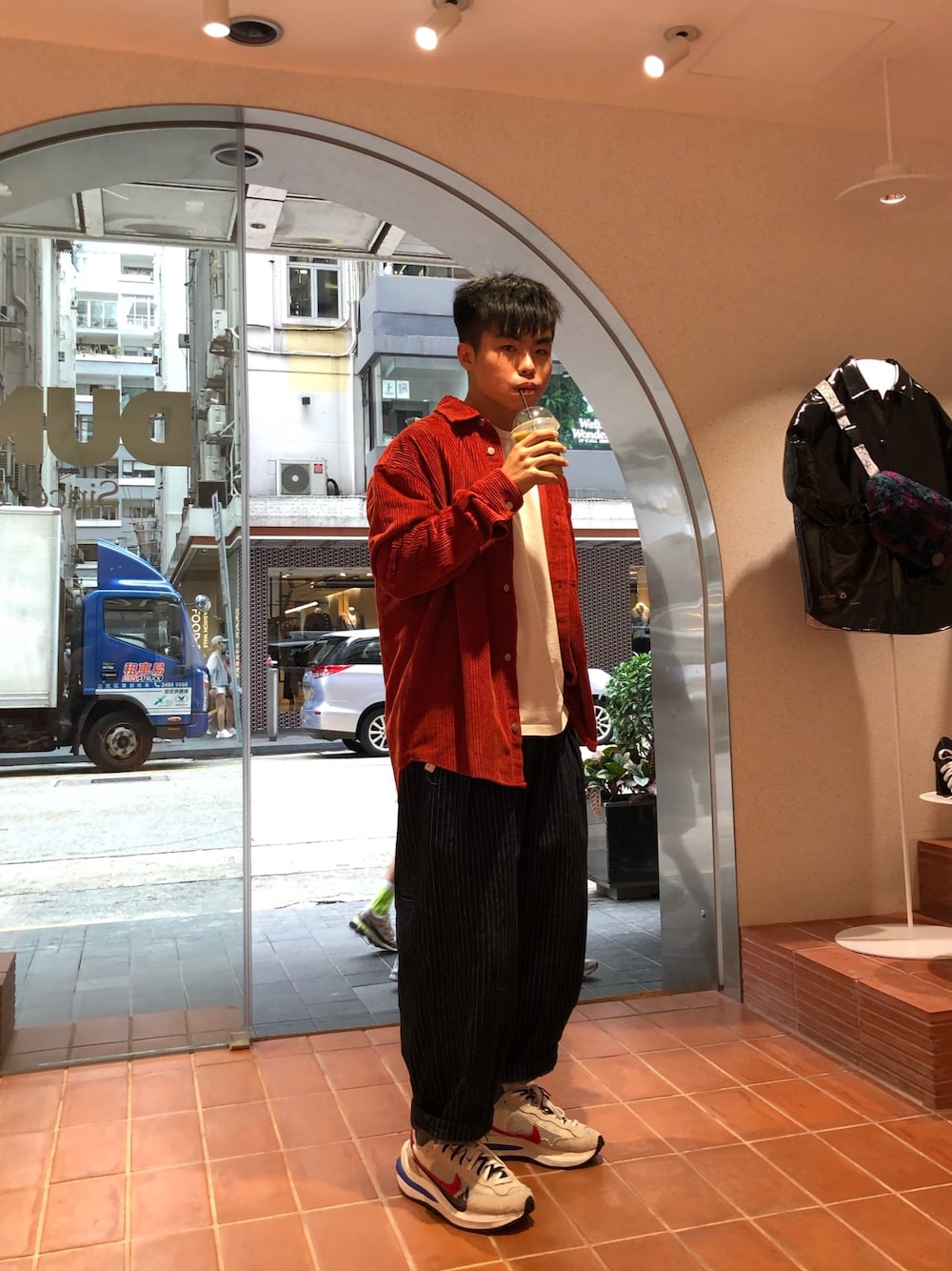「ootd、球鞋、sacai」｜「NIKEのアイテム（スニーカー、ホワイト系）」を使った、ITFさん（メンズ・173cm）の秋コーディネートの1枚目の写真