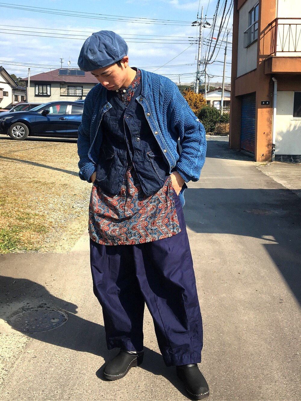 ブルー系のブルゾン、ブルー系のベスト、その他のシャツ/ブラウスを着用したメンズの冬コーディネートの1枚目の写真