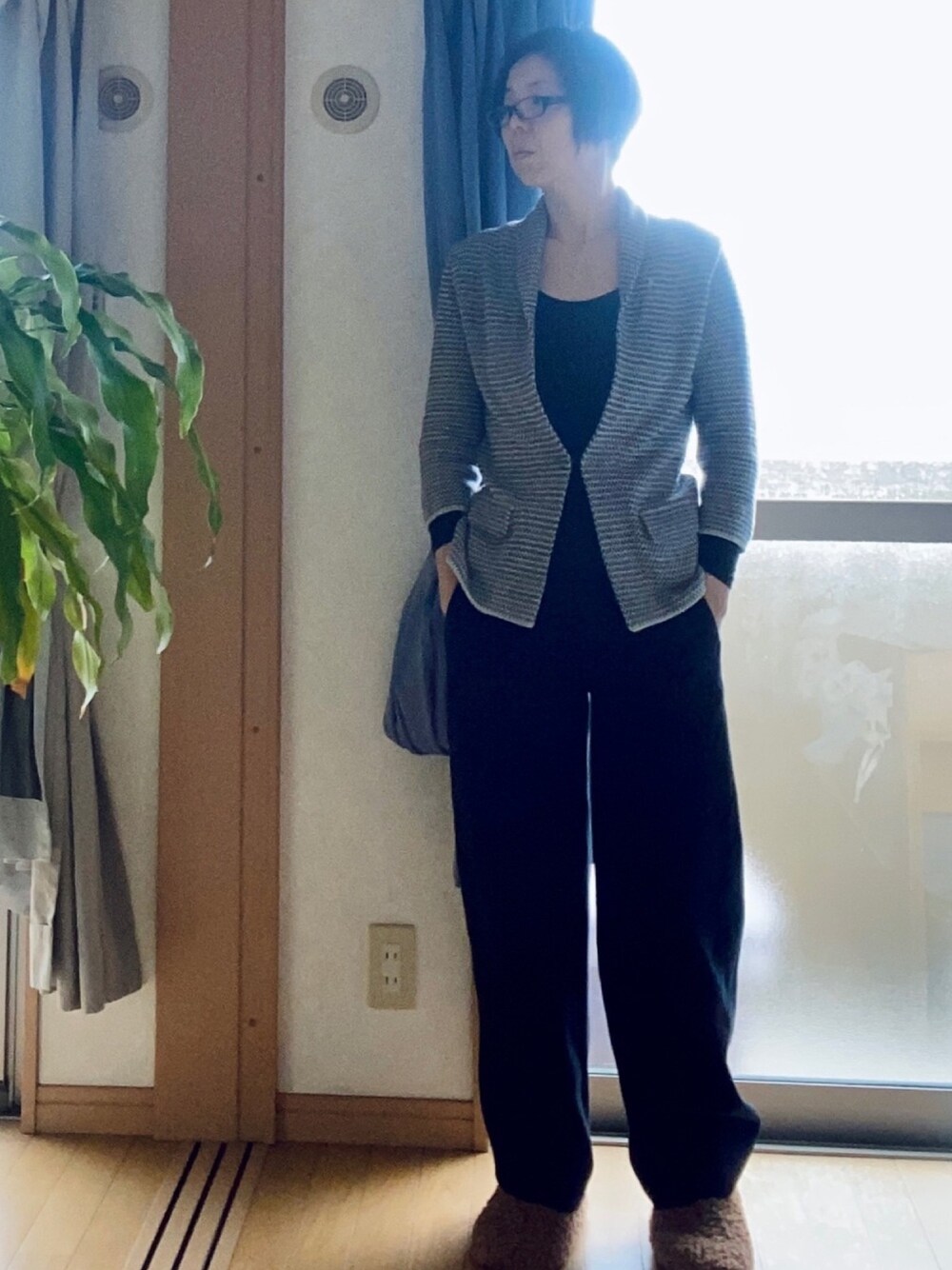 「メルカリ出品中、ニットジャケット、リモートワーク、お家時間、アラフォー、アラフィフ」｜「UNIQLOのワイドフィットカーブジャージーパンツ(丈標準72～74cm）（その他パンツ、ブラック系）」を使った、ハマダ マリコさん（レディース・163cm）の冬コーディネートの1枚目の写真