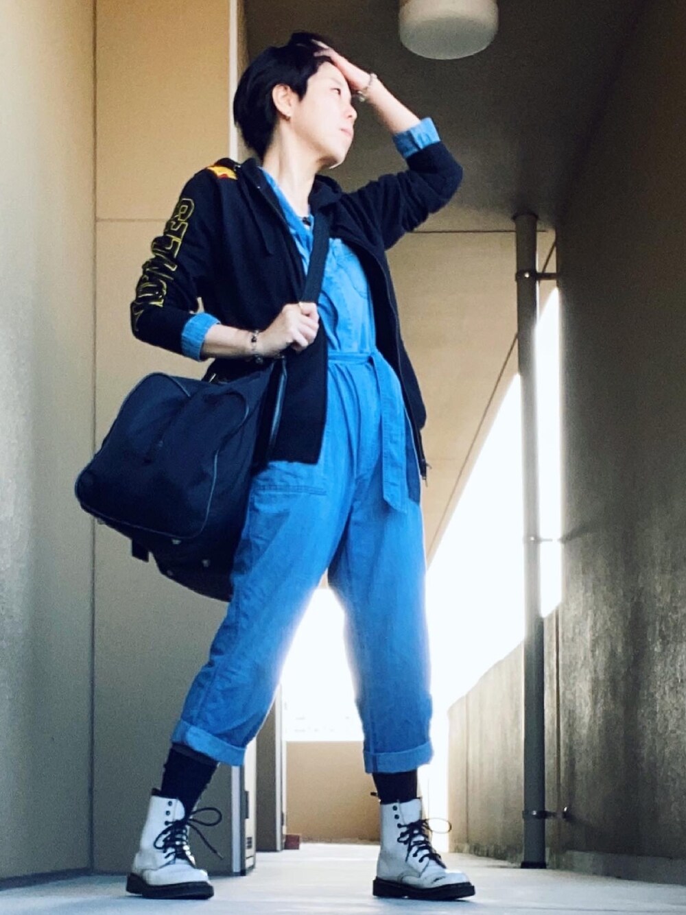 「mobstyles、パーカーコーデ、オールインワン、ジャンプスーツ、ドクターマーチン、ボストンバッグ、アラフォー、アラフィフ」｜「MOBSTYLESのSTRIVE BULL ZIP PARKA（パーカー、ブラック系）」を使った、ハマダ マリコさん（レディース・163cm）の春コーディネートの1枚目の写真